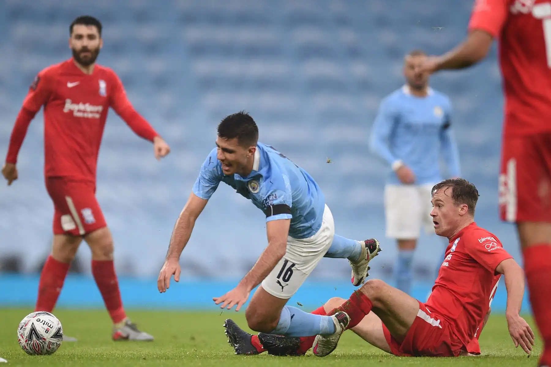El centrocampista español del Manchester City Rodrigo recibe una falta del centrocampista holandés del Birmingham City, Maikel Kieftenbeld durante el partido de fútbol entre el Manchester City y el Birmingham City.
Foto: AFP