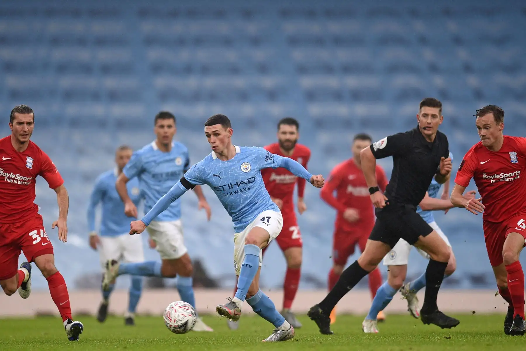 El centrocampista inglés del Manchester City Phil Foden pasa el balón durante el partido de fútbol entre el Manchester City y el Birmingham City.
Foto: AFP