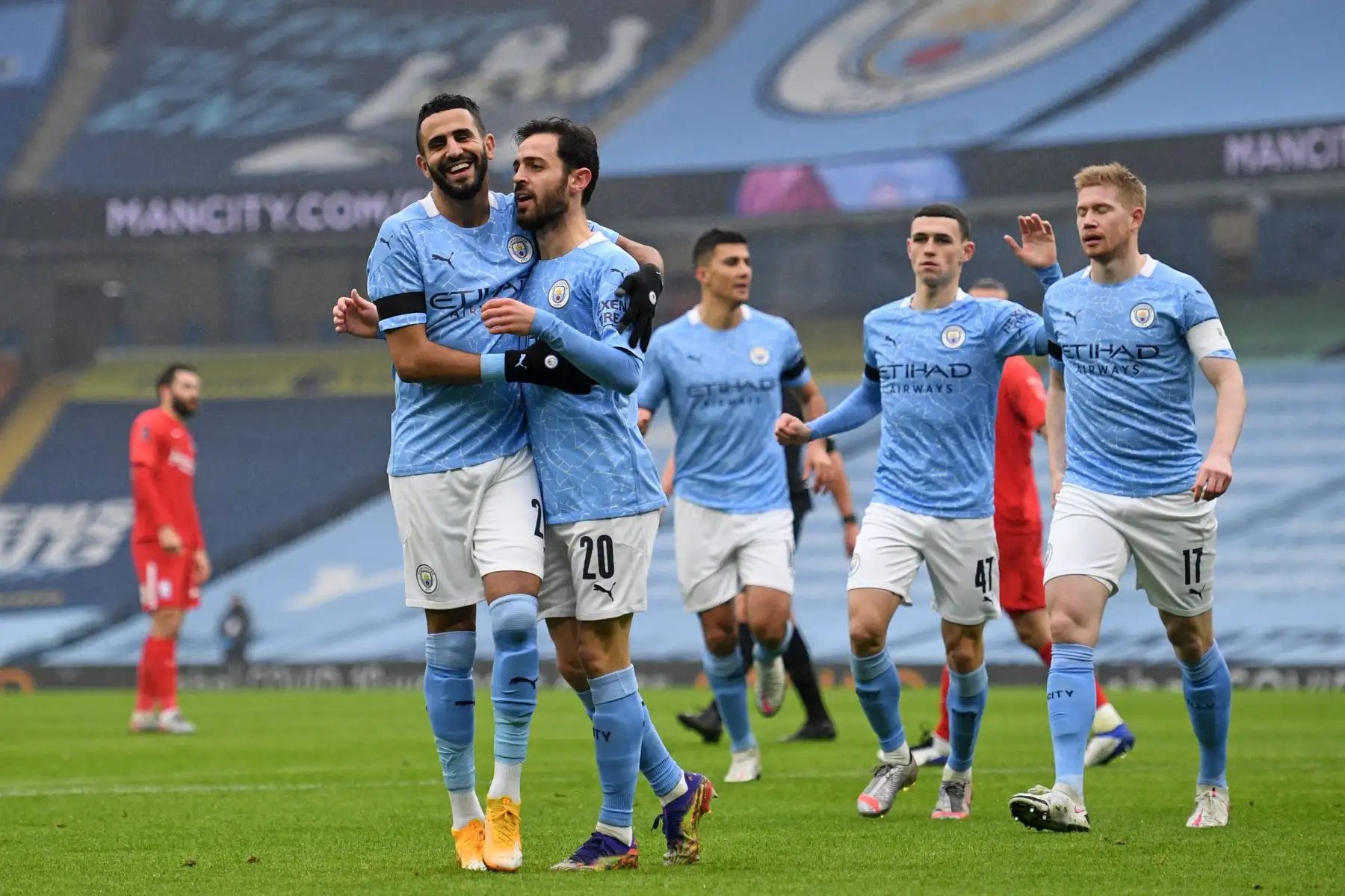 El centrocampista portugués del Manchester City, Bernardo Silva celebra con sus compañeros de equipo después de marcar el gol de apertura en el partido de fútbol entre Manchester City y Birmingham.
Foto: AFP