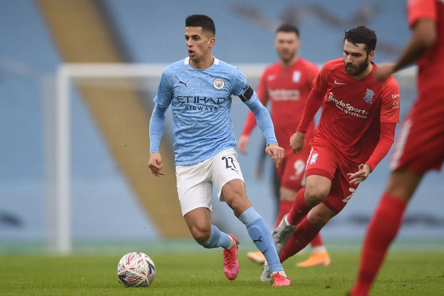 El defensor portugués del Manchester City Joao Cancelo corre con el balón durante el partido de fútbol de la tercera ronda de la Copa FA inglesa entre el Manchester City y el Birmingham.
Foto: AFP