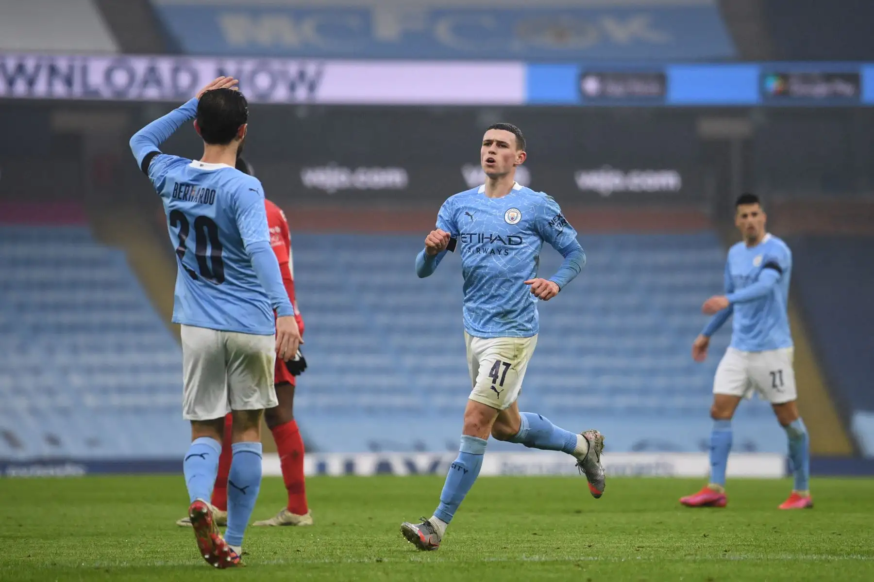 El centrocampista inglés del Manchester City, Phil Foden  celebra tras anotar su tercer gol durante el partido de fútbol entre el Manchester City y el Birmingham City.
Foto: AFP