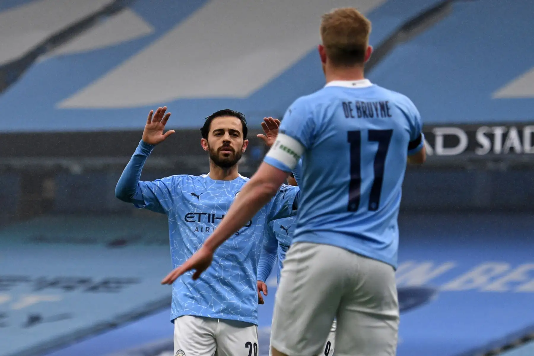 El centrocampista portugués del Manchester City, Bernardo Silva celebra con el centrocampista belga del Manchester City Kevin De Bruyne después de anotar su segundo gol durante el partido de fútbol entre el Manchester City y el Birmingham City.
Foto: AFP