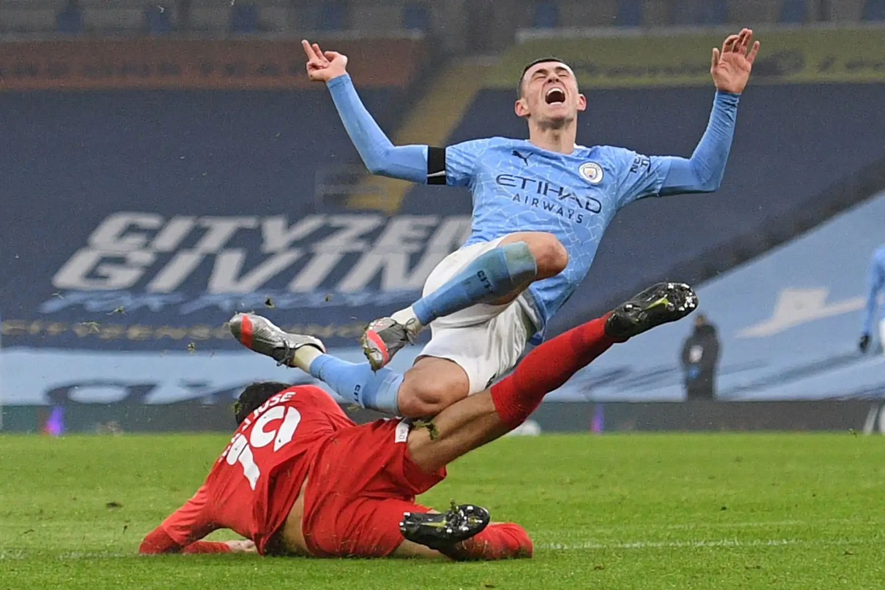 El centrocampista inglés del Manchester City, Phil Foden  compite con el centrocampista español del Birmingham City Mikel, San Jose  durante el partido de la tercera ronda entre el Manchester City y el Birmingham City.
Foto: AFP