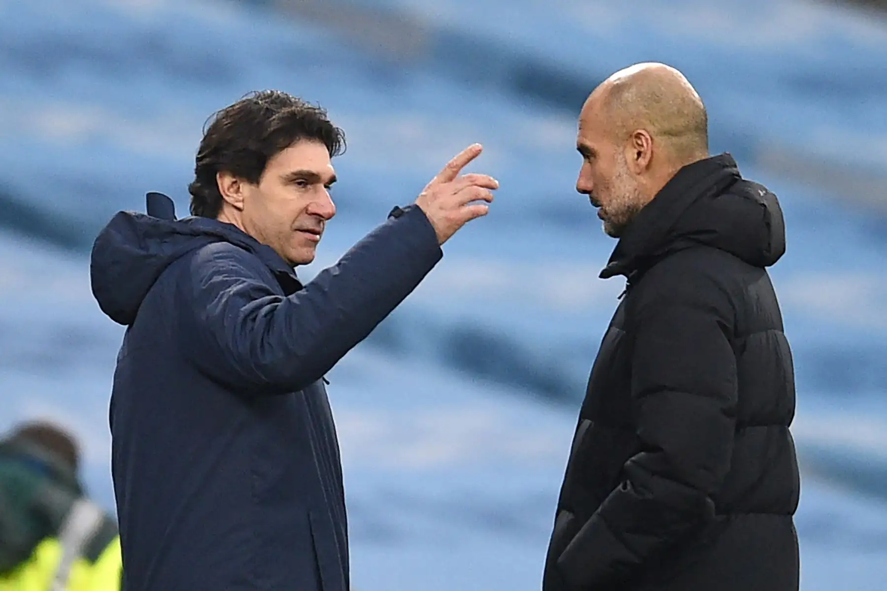 El entrenador español del Birmingham City, Aitor Karanka , habla con el técnico español del Manchester City, Pep Guardiola , después del partido de fútbol de la tercera ronda de la Copa FA inglesa entre el Manchester City y el Birmingham City.
Foto: AFP