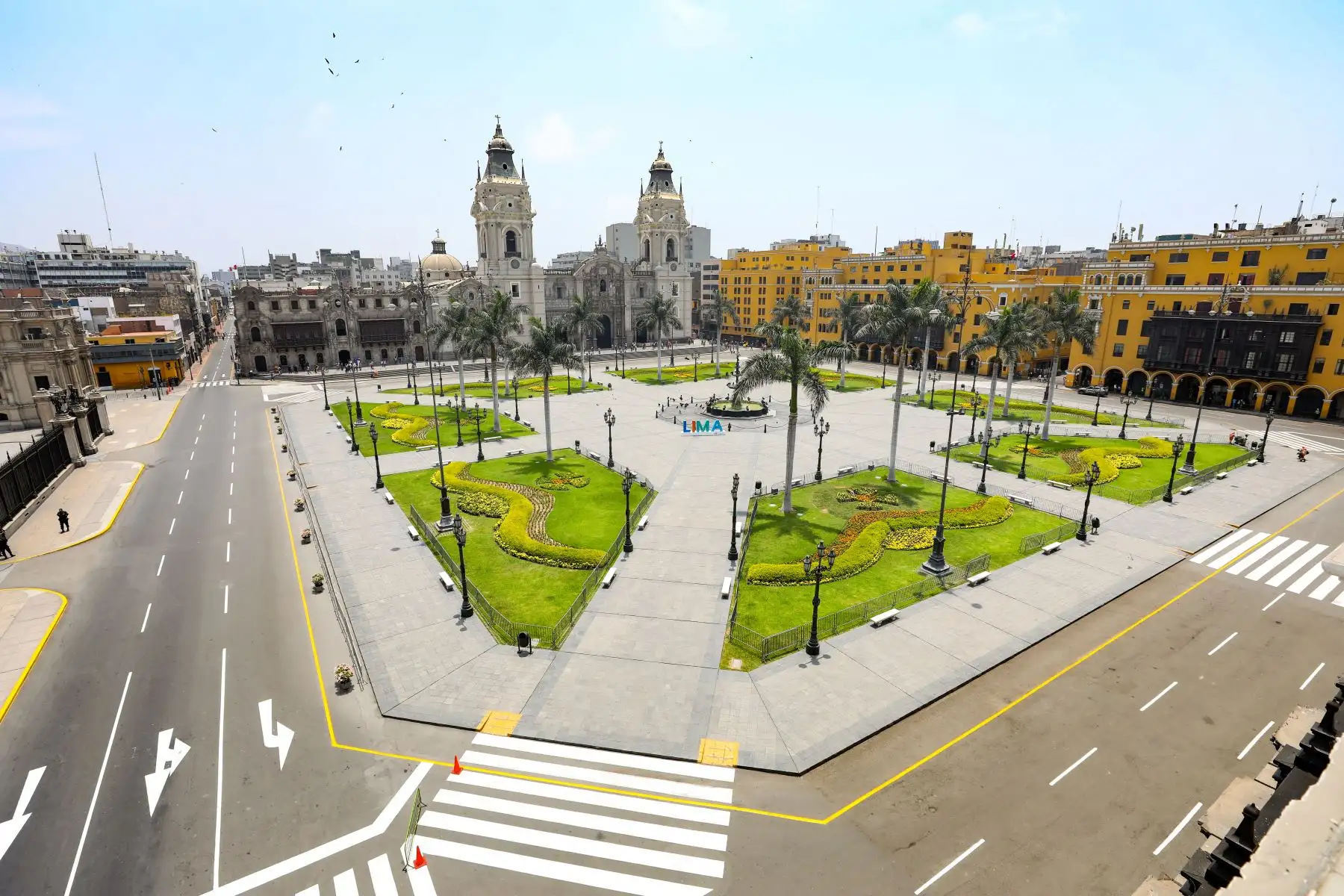 Municipalidad de Lima impulsa la primera edición del año del programa Al Damero de Pizarro sin Carro. Esta iniciativa, contempla el cierre de 68 manzanas del Centro Histórico para convertirlas en un espacio libre y seguro, a fin de que los ciudadanos puedan realizar actividades a pie, en bicicleta, patines y otros medios de transporte no motorizado.
Foto: Municipalidad de Lima