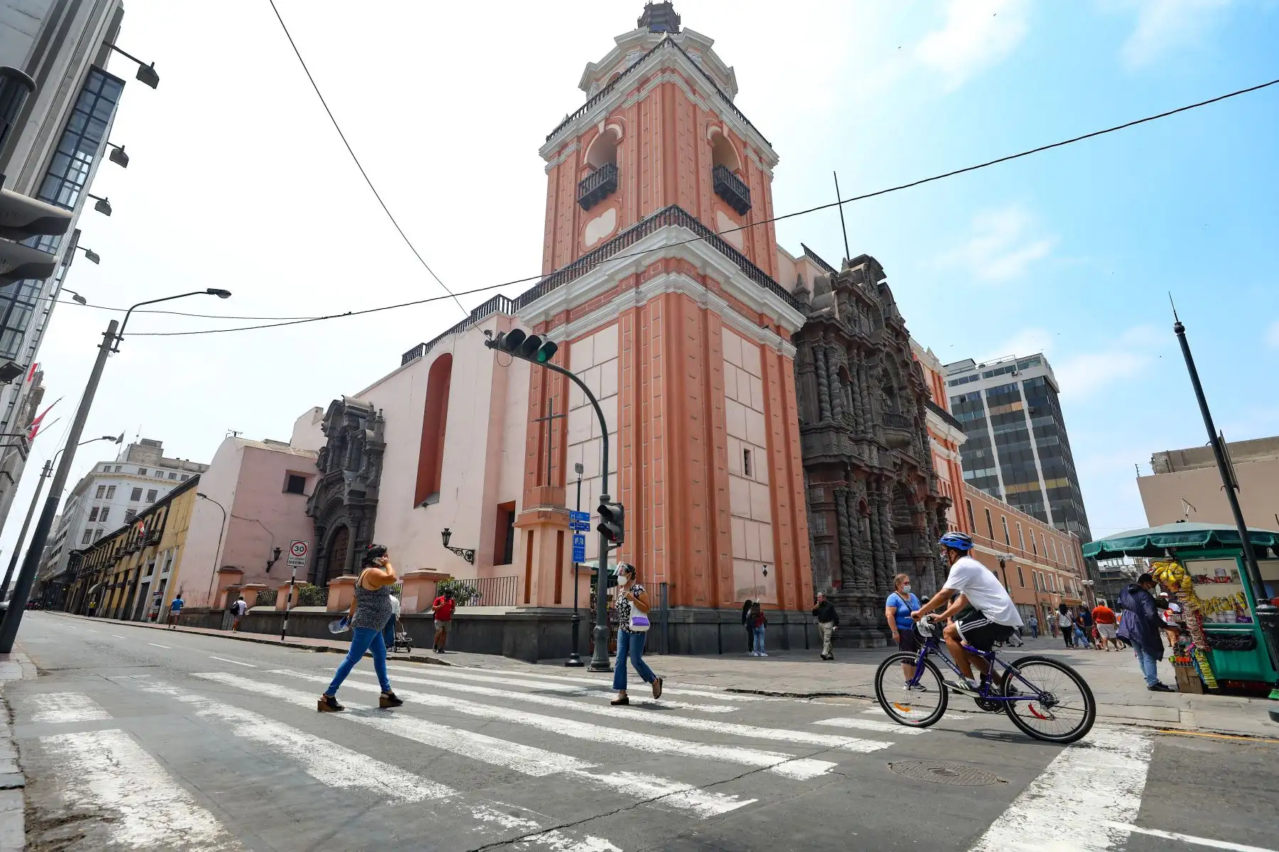 Municipalidad de Lima impulsa la primera edición del año del programa Al Damero de Pizarro sin Carro. Esta iniciativa, contempla el cierre de 68 manzanas del Centro Histórico para convertirlas en un espacio libre y seguro, a fin de que los ciudadanos puedan realizar actividades a pie, en bicicleta, patines y otros medios de transporte no motorizado.
Foto: Municipalidad de Lima