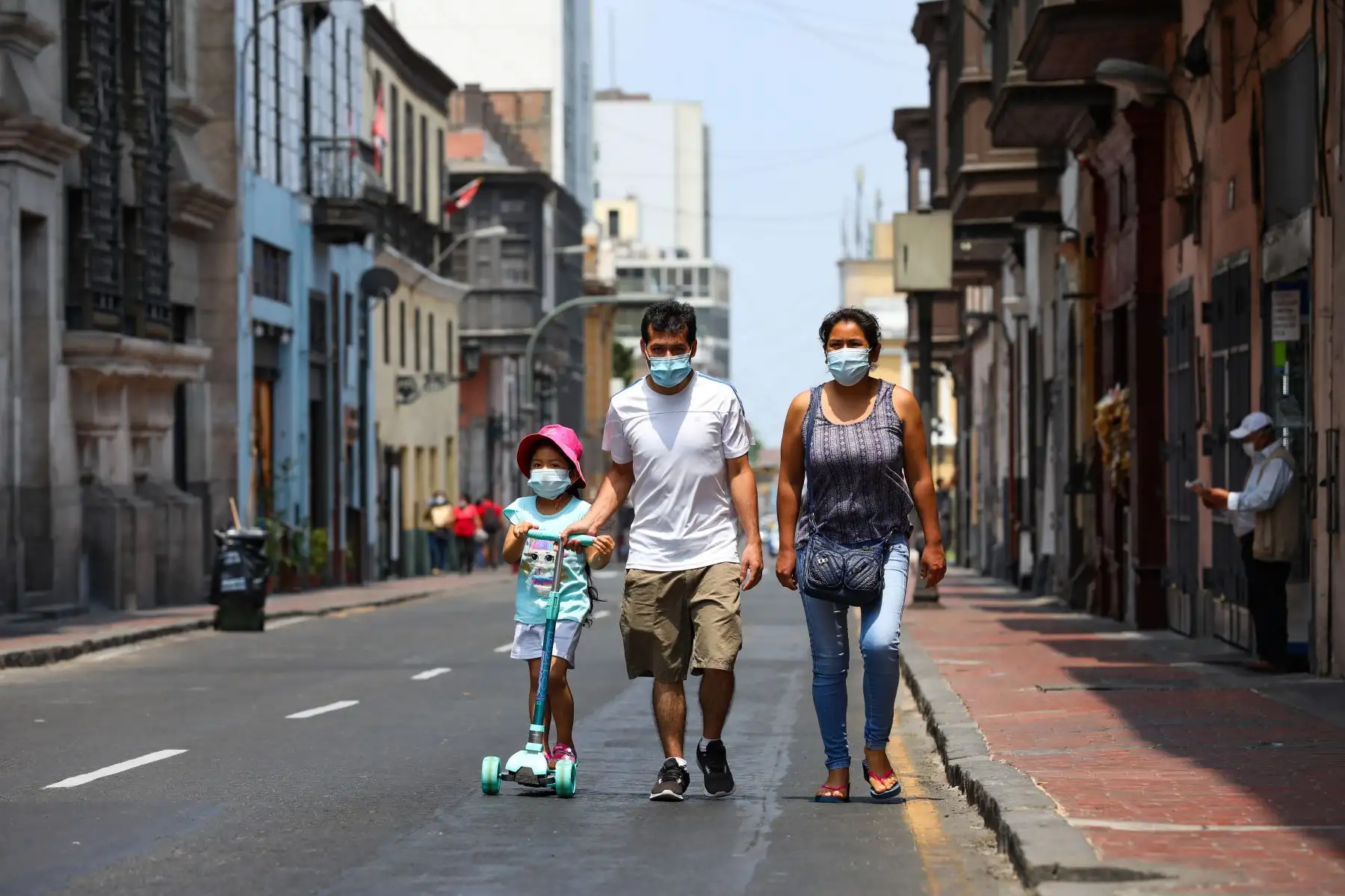 Municipalidad de Lima impulsa la primera edición del año del programa Al Damero de Pizarro sin Carro. Esta iniciativa, contempla el cierre de 68 manzanas del Centro Histórico para convertirlas en un espacio libre y seguro, a fin de que los ciudadanos puedan realizar actividades a pie, en bicicleta, patines y otros medios de transporte no motorizado.
Foto: Municipalidad de Lima