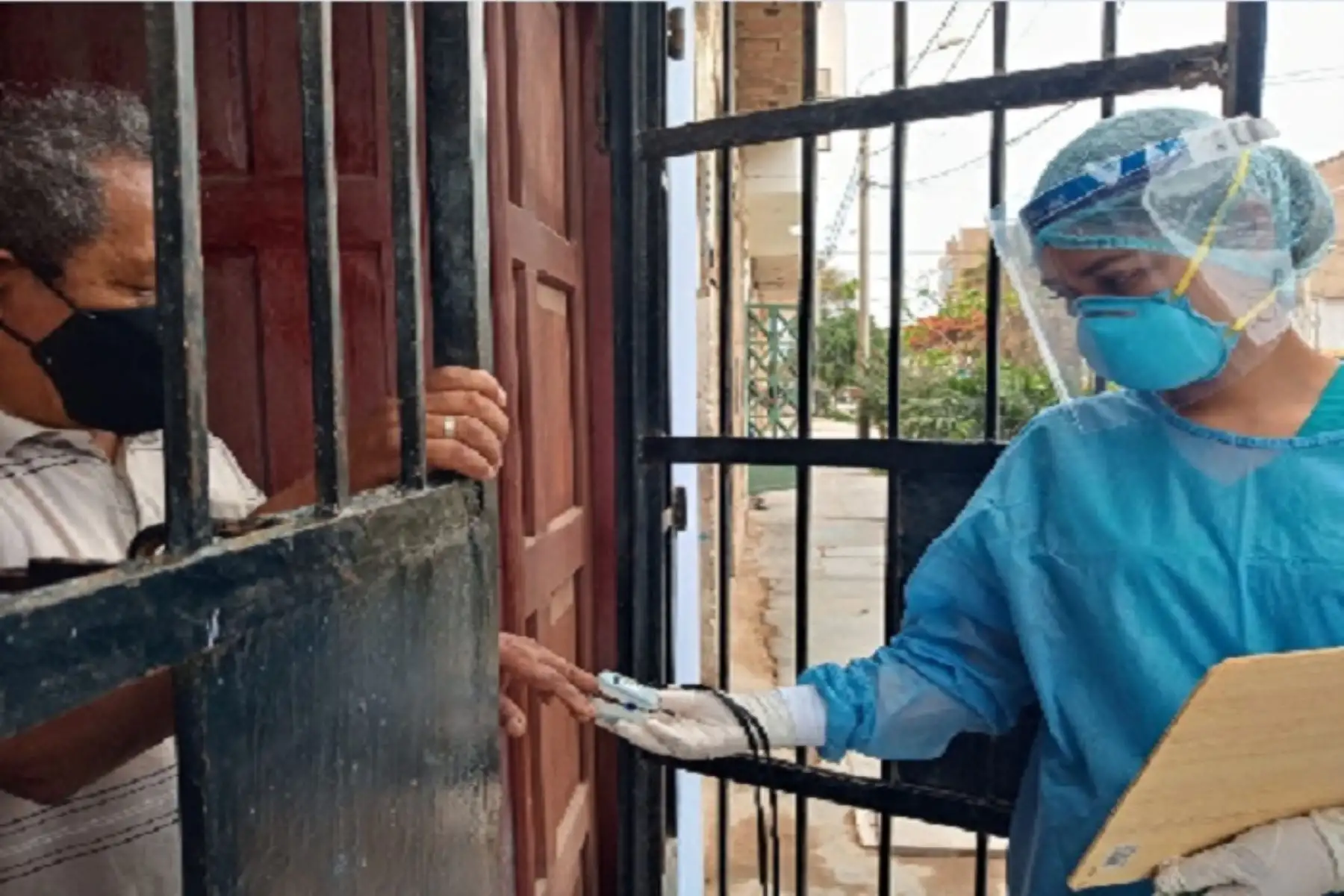 Los profesionales de salud - entre médicos, biólogos y enfermeras- visitan los sectores críticos donde según información de la Oficina de Inteligencia Sanitaria de la Red se ha reportado la mayor incidencia de contagios.
