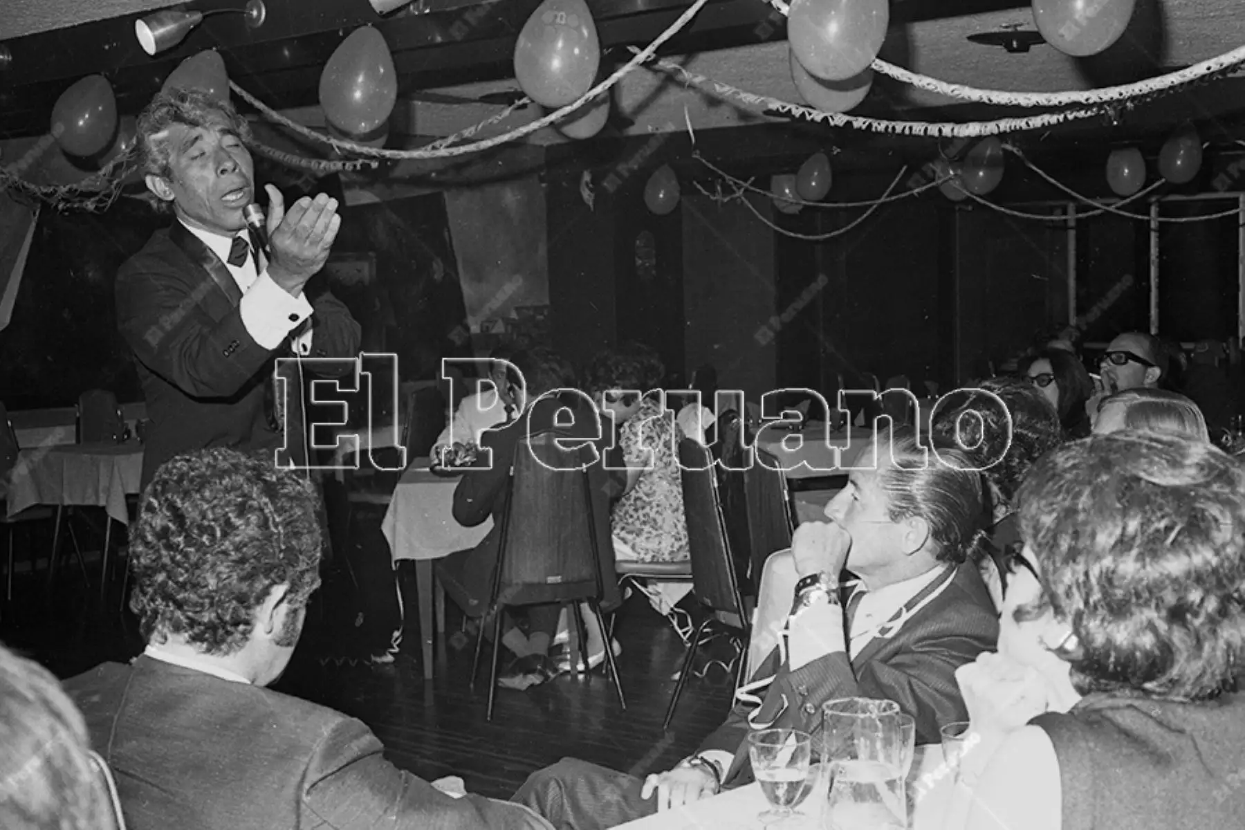 Lima - 1 diciembre 1970 / Guillermo Campos, cantante y actor,durante una presentación en una peña. 
Foto: Archivo Histórico de El Peruano / Próspero Montoro