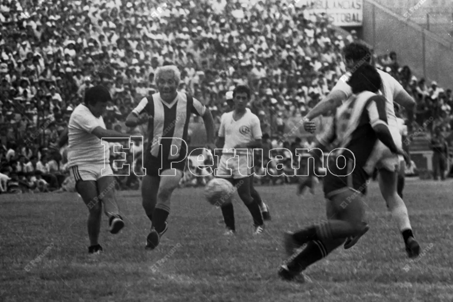 Lima - 6 marzo 1983 / Guillermo Campos en el "Clásico de las Estrellas" que protagonizaron actores cómicos en el estadio de Alianza Lima. Foto: Archivo Histórico de El Peruano / Alejandro Aguirre