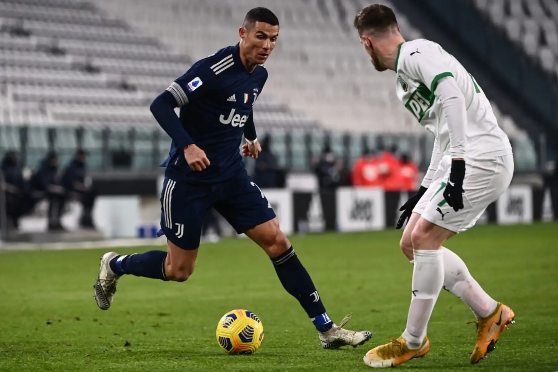 El delantero portugués de la Juventus, Cristiano Ronaldo desafía al defensor griego Georgios Kyriakopoulos, durante el partido de fútbol de la Serie A italiana, en el estadio de la Juventus en Turín. Foto: AFP