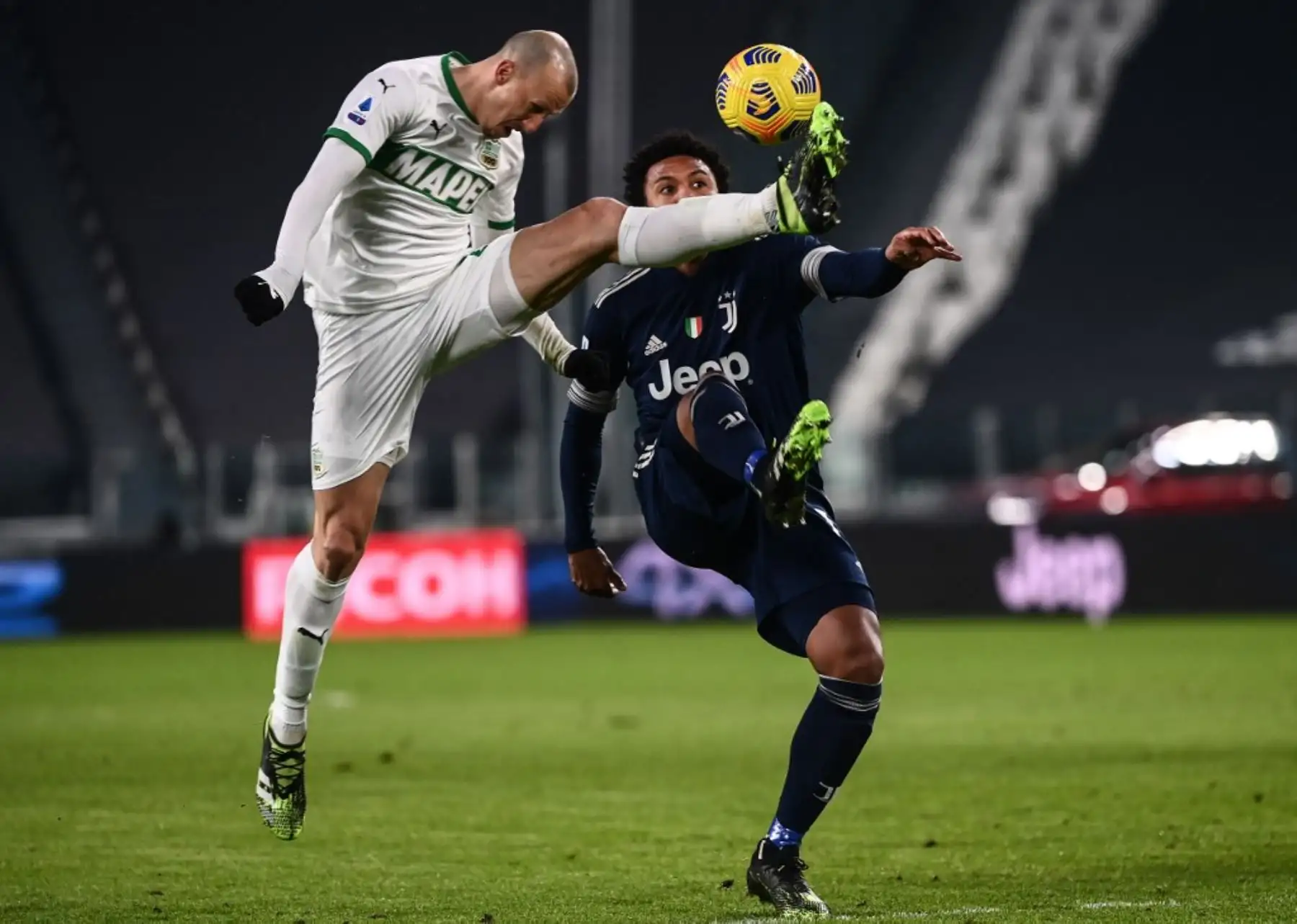 El defensor rumano del Sassuolo Vlad Chiriches y el centrocampista estadounidense de la Juventus Weston McKennie van por el balón durante el partido de fútbol de la Serie A italiana Juventus vs Sassuolo, en el estadio de la Juventus en Turín. Foto: AFP