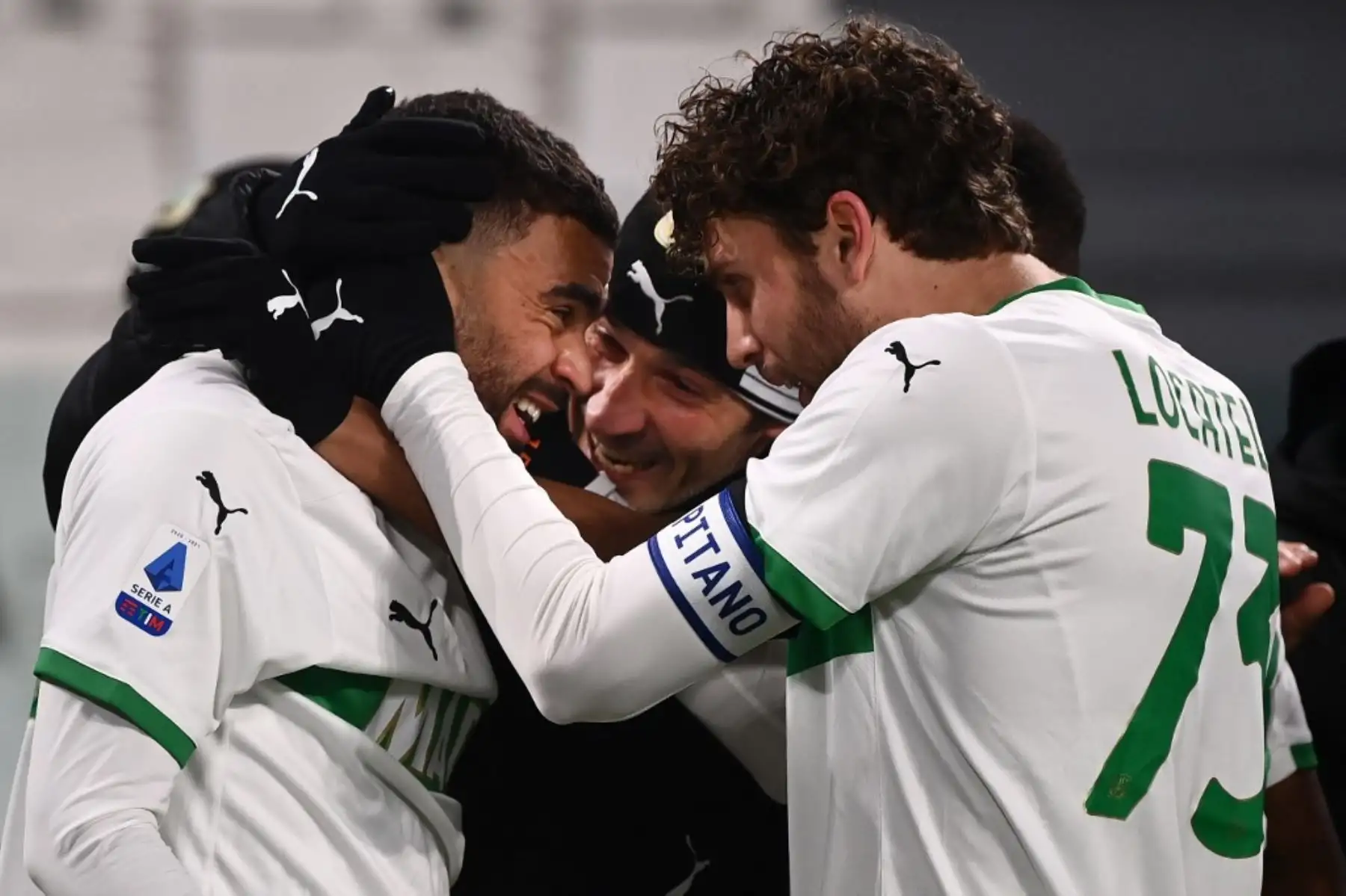 El delantero francés de Sassuolo Gregoire Defrel celebra con el centrocampista italiano de Sassuolo Manuel Locatelli después de anotar un empate durante el partido de fútbol de la Serie A italiana Juventus vs Sassuolo, en el estadio de la Juventus de Turín. Foto: AFP