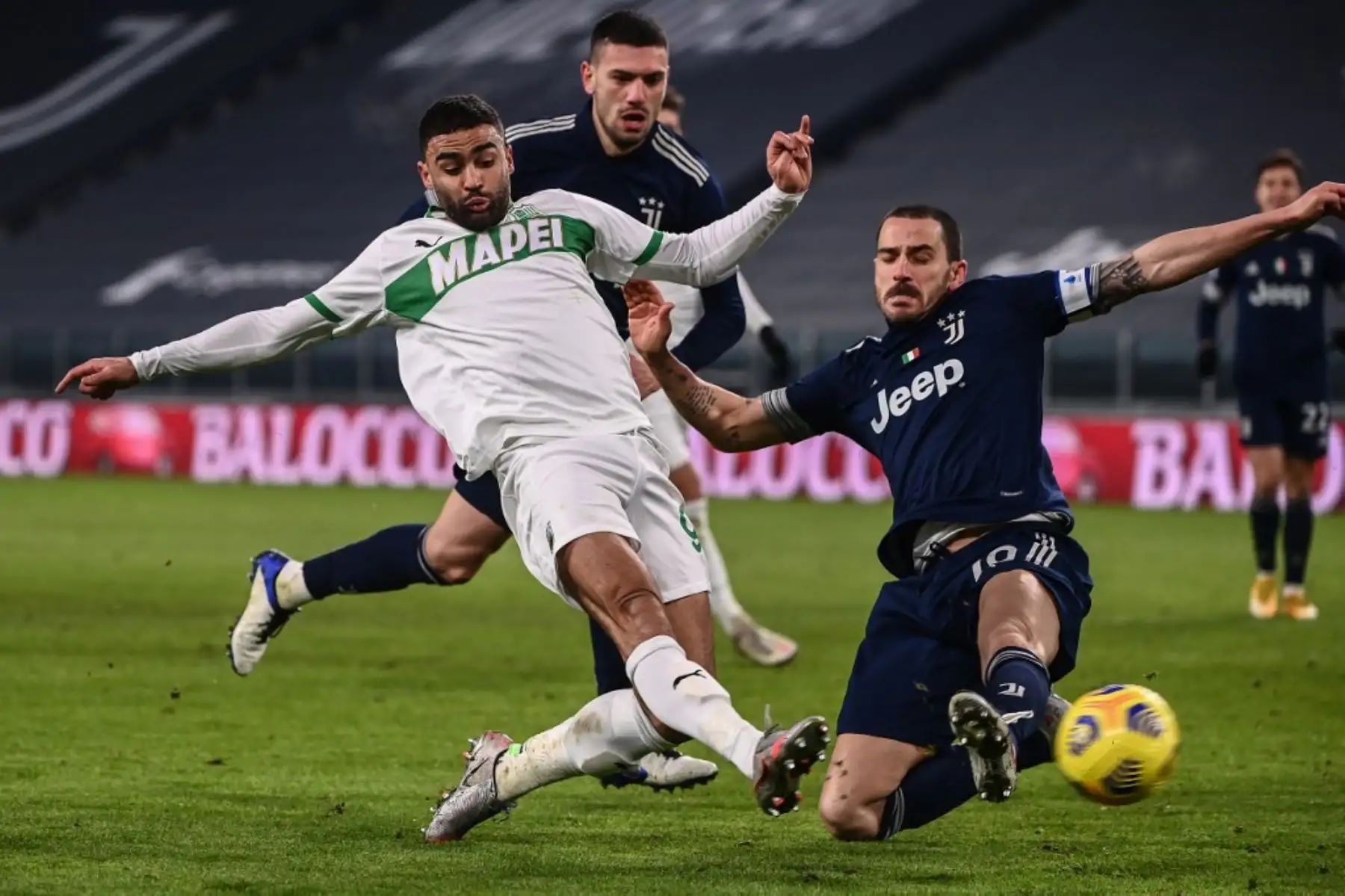 El delantero francés del Sassuolo, Gregoire Defrel,  anota gol del  empate ante el defensor italiano de la Juventus, Leonardo Bonucci, durante el partido de fútbol de la Serie A italiana Juventus vs Sassuolo, en el estadio de la Juventus en Turín. Foto: AFP
