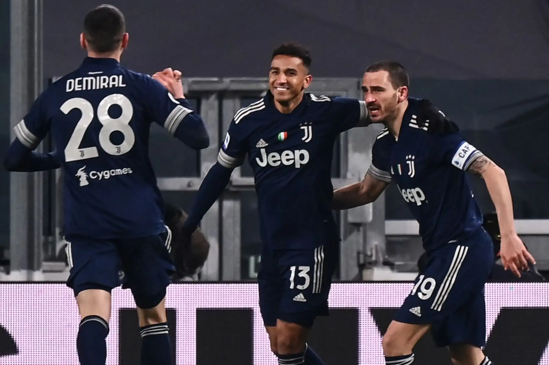 El defensor brasileño de la Juventus Danilo celebra con el defensor italiano de la Juventus Leonardo Bonucci y el defensor turco de la Juventus Merih Demiral después de abrir el marcador durante el partido de fútbol de la Serie A italiana Juventus vs Sassuolo, en el estadio de la Juventus en Turín. Foto: AFP