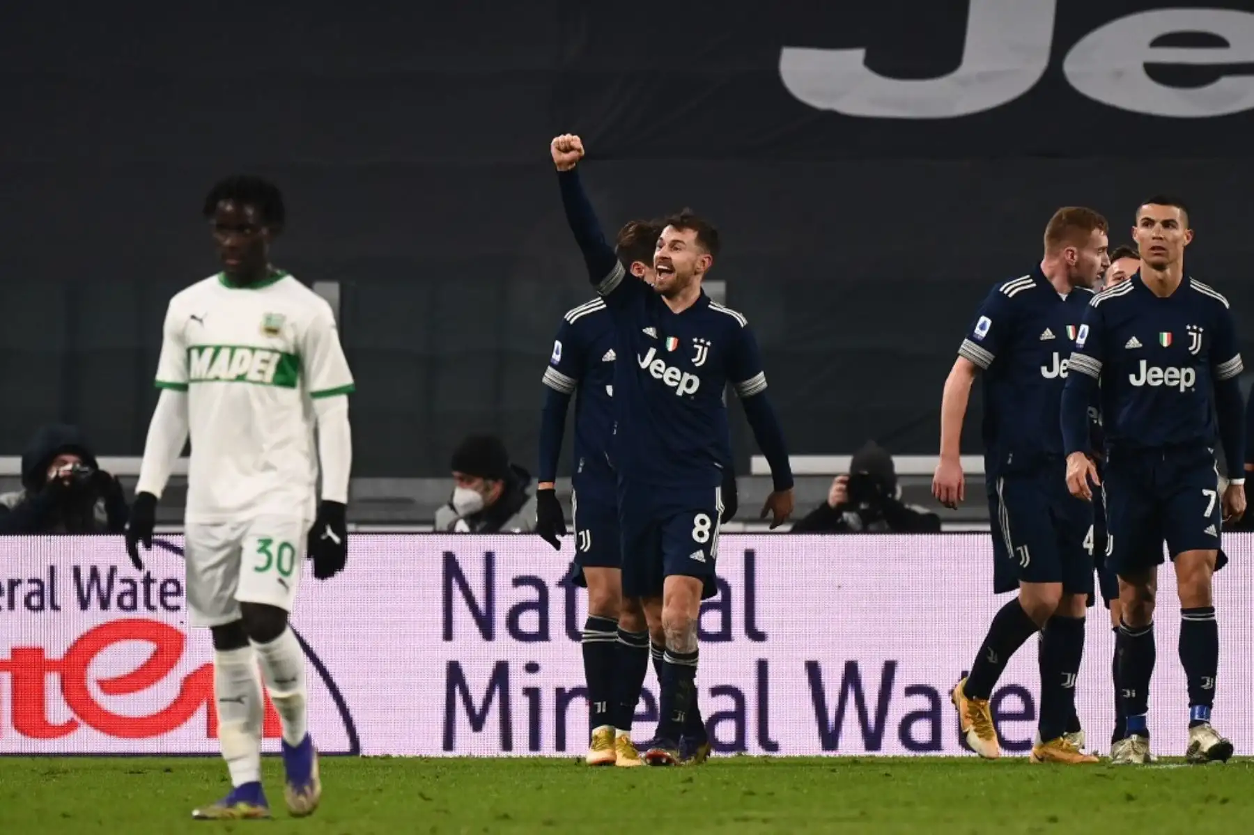 El centrocampista galés de la Juventus Aaron Ramsey  celebra tras anotar durante el partido de fútbol de la Serie A italiana Juventus vs Sassuolo, en el estadio de la Juventus en Turín. Foto. AFP