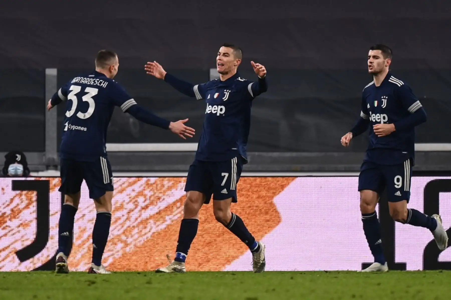 El delantero portugués de la Juventus Cristiano Ronaldo celebra con el delantero italiano de la Juventus Federico Bernardeschi y el delantero español de la Juventus, Álvaro Morata, tras anotar durante el partido de fútbol de la Serie A italiana Juventus vs Sassuolo,  en el estadio de la Juventus en Turín. Foto: AFP