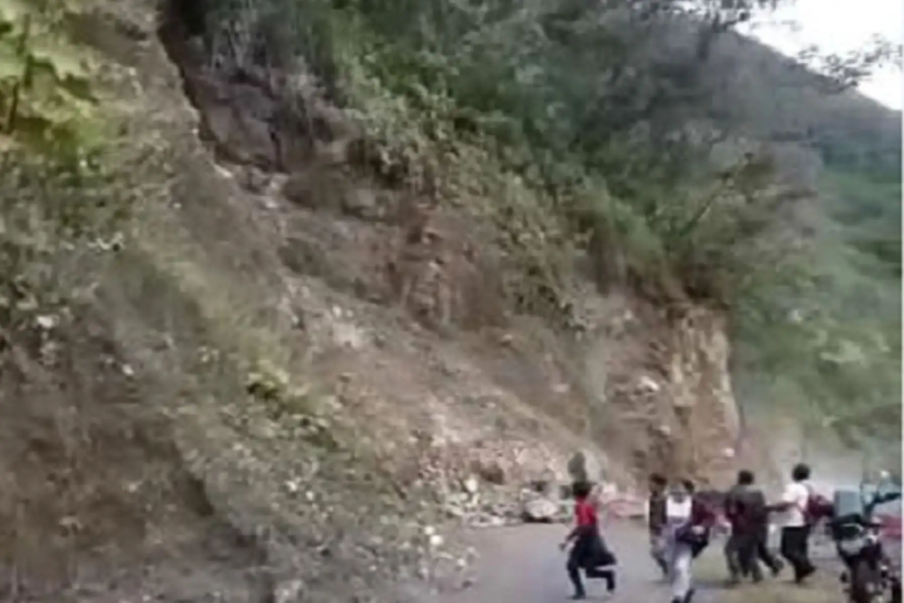 Tras la caída de varias piedras y tierra, en menos de un minuto, el cerro se desprendió y arrasó toda la plataforma de la vía afirmada, dejando incomunicados a los pobladores del anexo de San José de Ocoroyo.