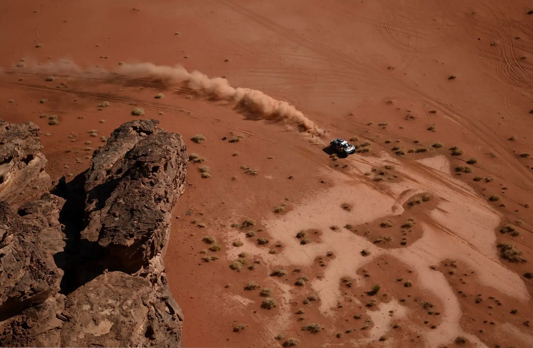 El piloto francés de Mini, Stephane Peterhansel, y su copiloto Edouard Boulanger compiten durante la etapa 8 del Rally Dakar 2021 entre Sakaka y Neom, en Arabia Saudita. Foto: AFP