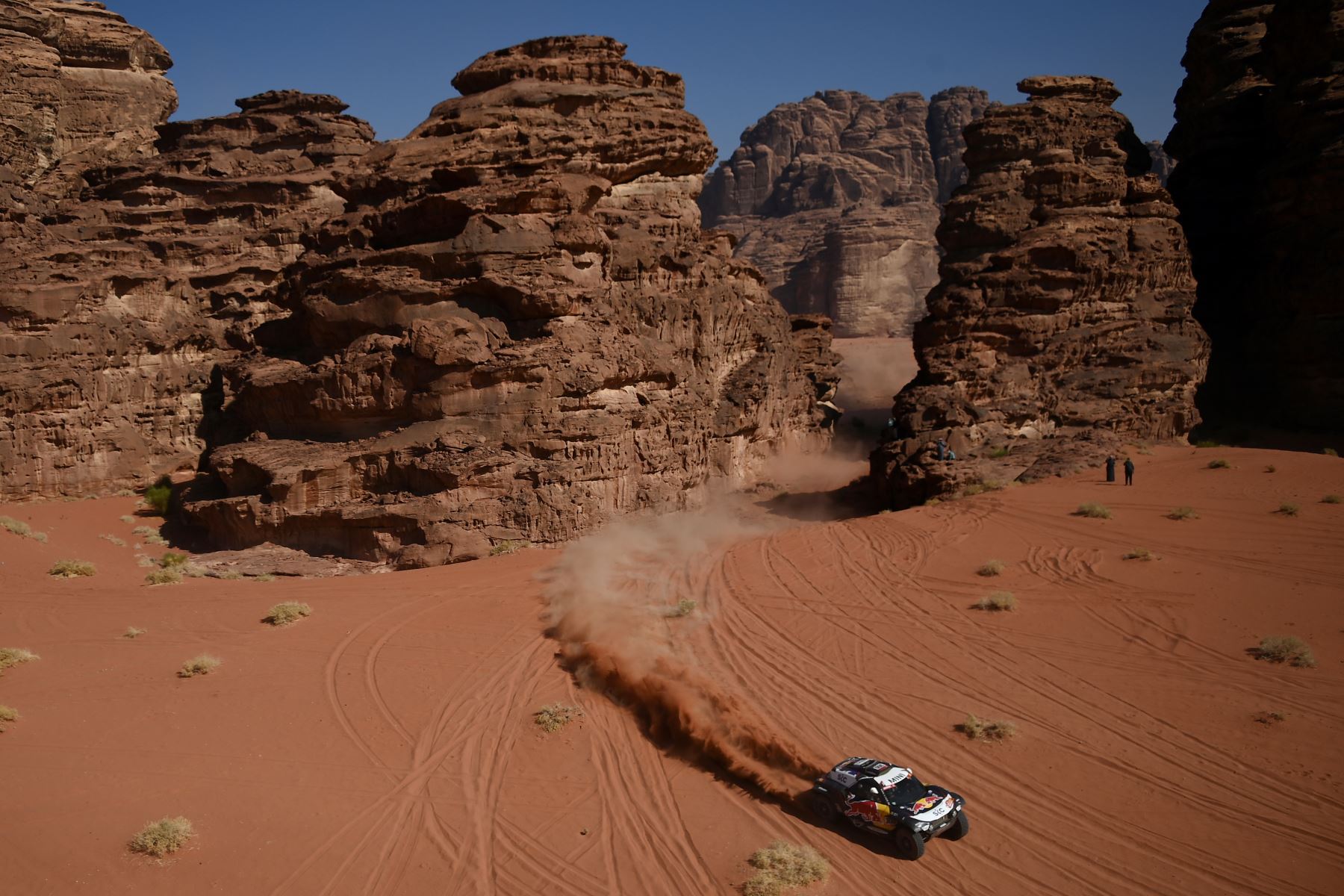 El piloto español de Mini Carlos Sainz y el copiloto Lucas Cruz compiten durante la etapa 8 del Rally Dakar 2021 entre Sakaka y Neom, en Arabia Saudí. Foto: AFP