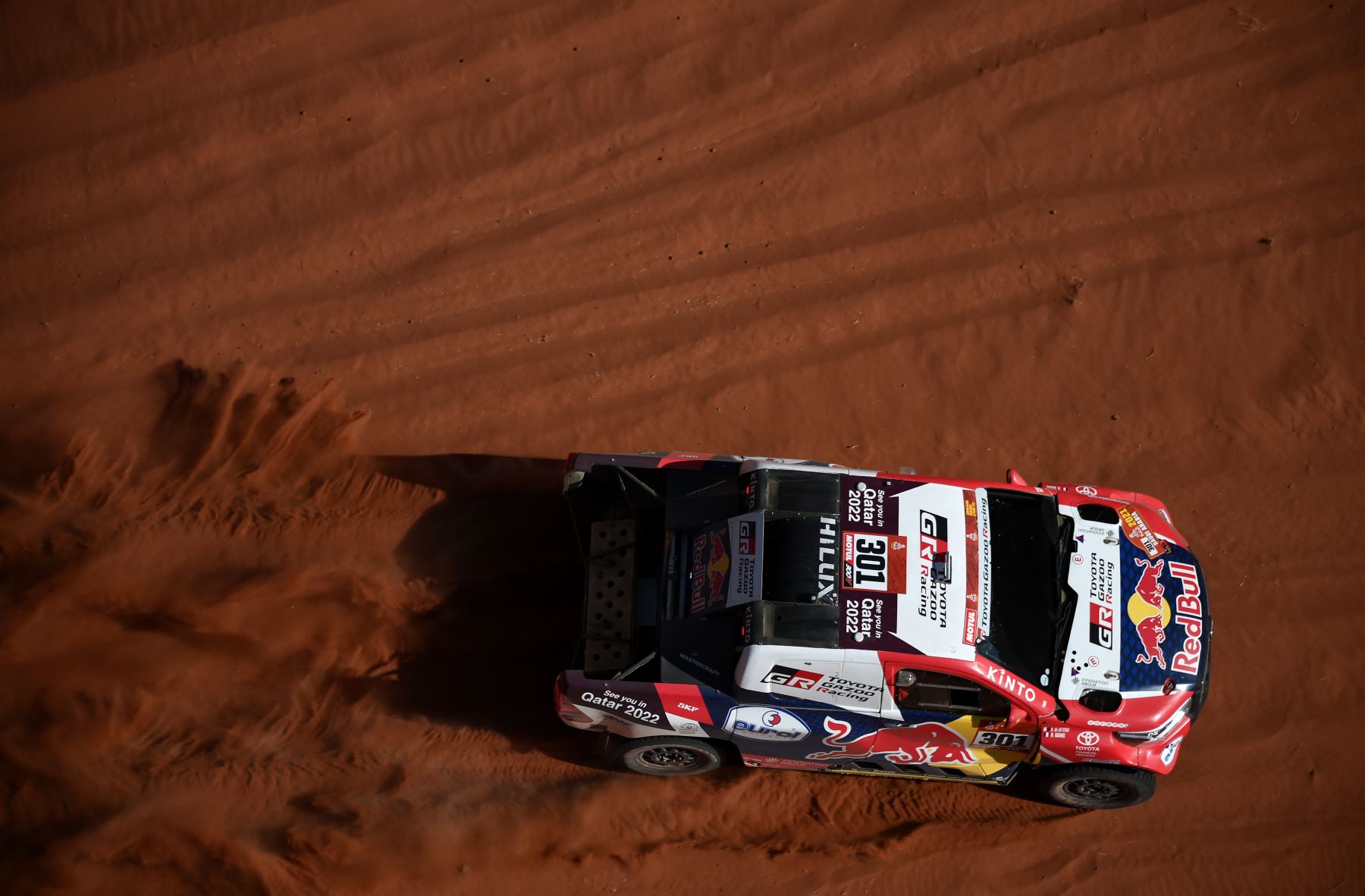 El piloto de Toyota Nasser Al-Attiyah de Qatar y su copiloto Mathieu Baumel de Francia compiten durante la etapa 8 del Rally Dakar 2021 entre Sakaka y Neom, en Arabia Saudita. Foto: AFP