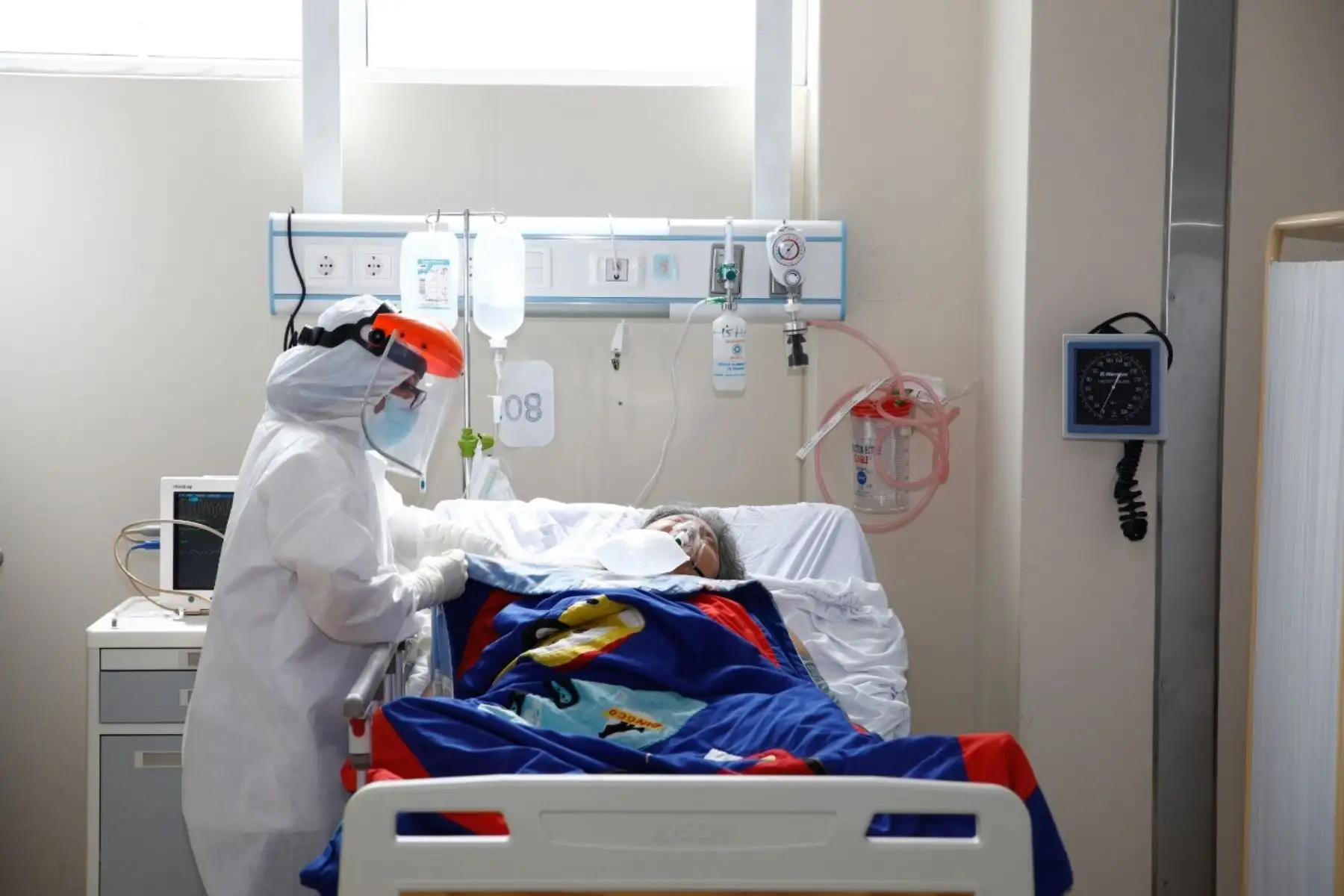 EsSalud tiene registrado actualmente a 1,553 pacientes internados en las UCI, cifra equivalente al máximo histórico, que ocurrió el 13 de agosto del 2020, desde que inicio la pandemia. Foto: ANDINA/EsSalud.