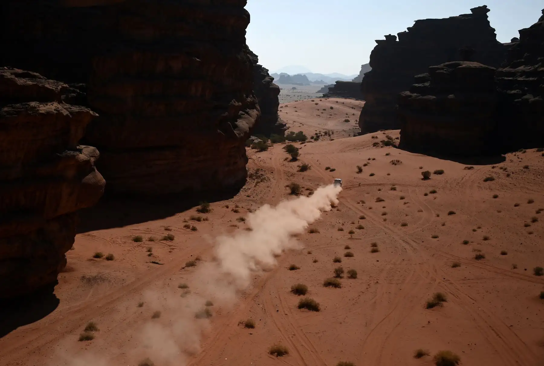 El piloto de Toyota Nasser al-Attiyah de Qatar y su copiloto Mathieu Baumel de Francia compiten durante la etapa 8 del Rally Dakar 2021 entre Sakaka y Neom, en Arabia Saudita. Foto: AFP