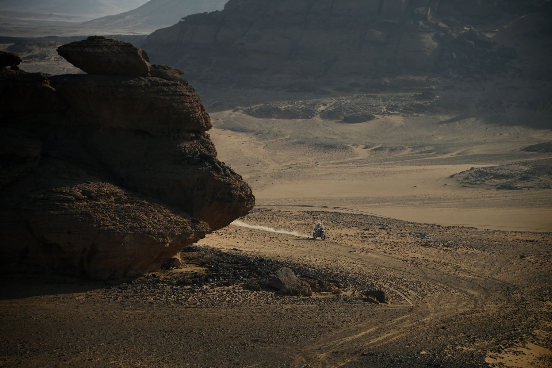 Un motociclista compite durante la etapa 8 del Rally Dakar 2021 entre Sakaka y Neom, en Arabia Saudita. Foto: AFP