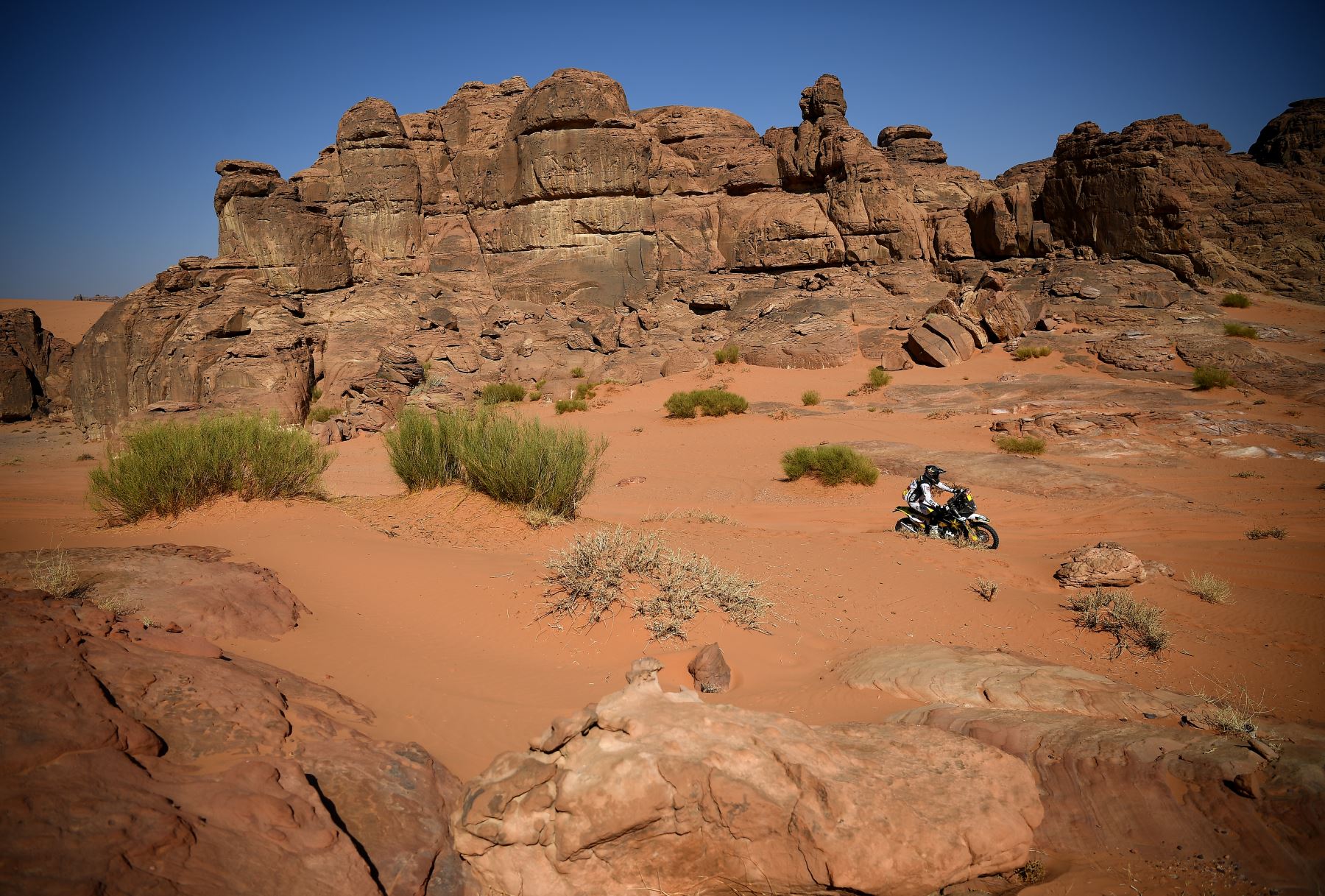 El motociclista chileno Pablo Quintanilla compite durante la etapa 8 del Rally Dakar 2021 entre Sakaka y Neom, en Arabia Saudita.Foto: AFP