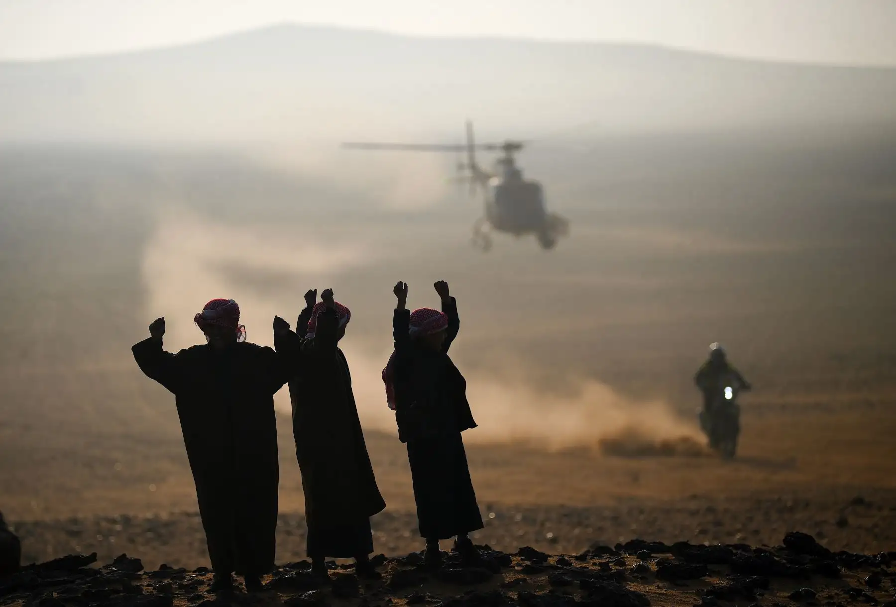 Pobladores reaccionan como un motociclista compite durante la etapa 8 del Rally Dakar 2021 entre Sakaka y Neom, en Arabia Saudita. Foto:AFP