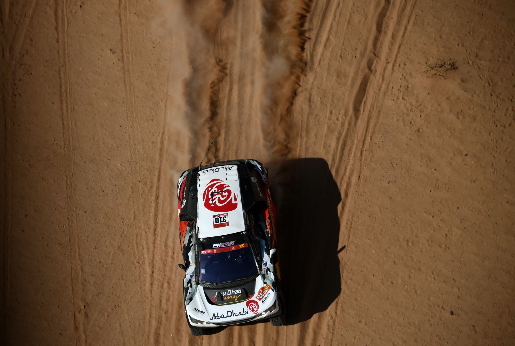 El piloto de Peugeot, Khalid Sheikh al-Qassimi de Arabia Saudita y el copiloto Xavier Panseri de Francia compiten durante la etapa 8 del Rally Dakar 2021 entre Sakaka y Neom, en Arabia Saudita. Foto:AFP
