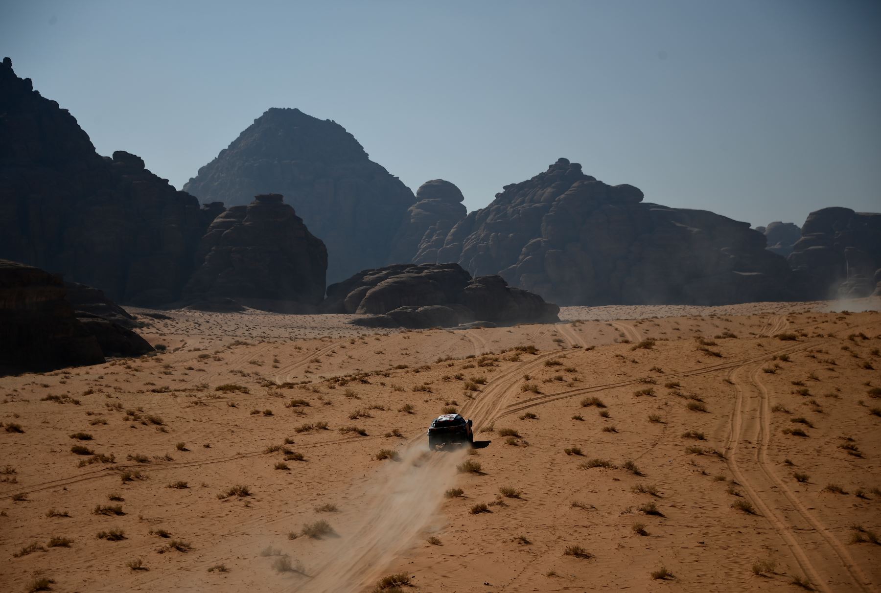 El piloto de Toyota Yazeed al-Rajhi de Arabia Saudita y el copiloto Dirk Von Zitzewitz de Alemania compiten durante la etapa 8 del Rally Dakar 2021 entre Sakaka y Neom, en Arabia Saudita. Foto. AFP