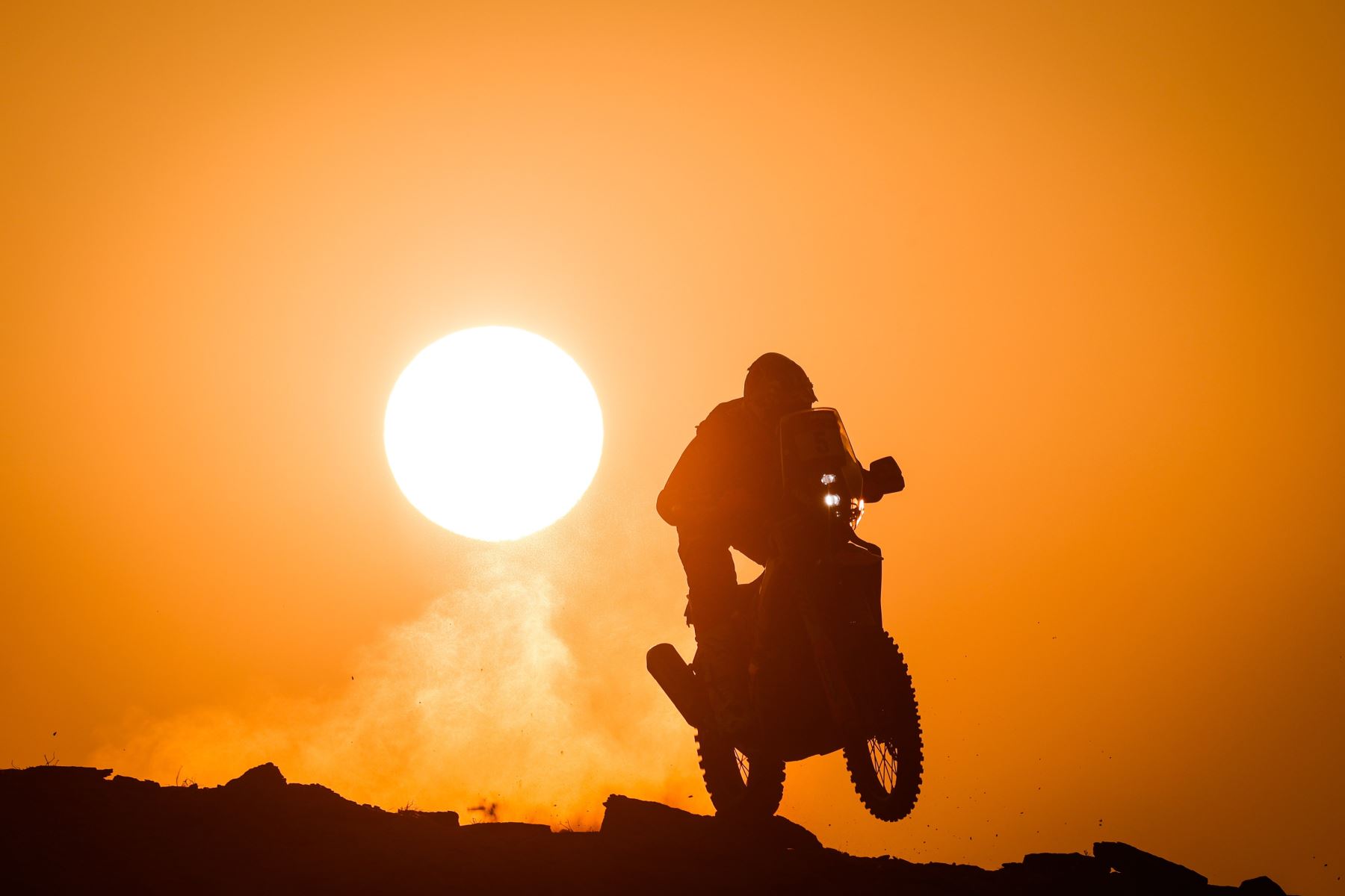 El motociclista Sam Sunderland de Gran Bretaña, KTM, Red Bull KTM Factory Team, en acción durante la octava etapa del Dakar 2021 entre Sakaka y Neom, Arabia Saudita. Foto: AFP