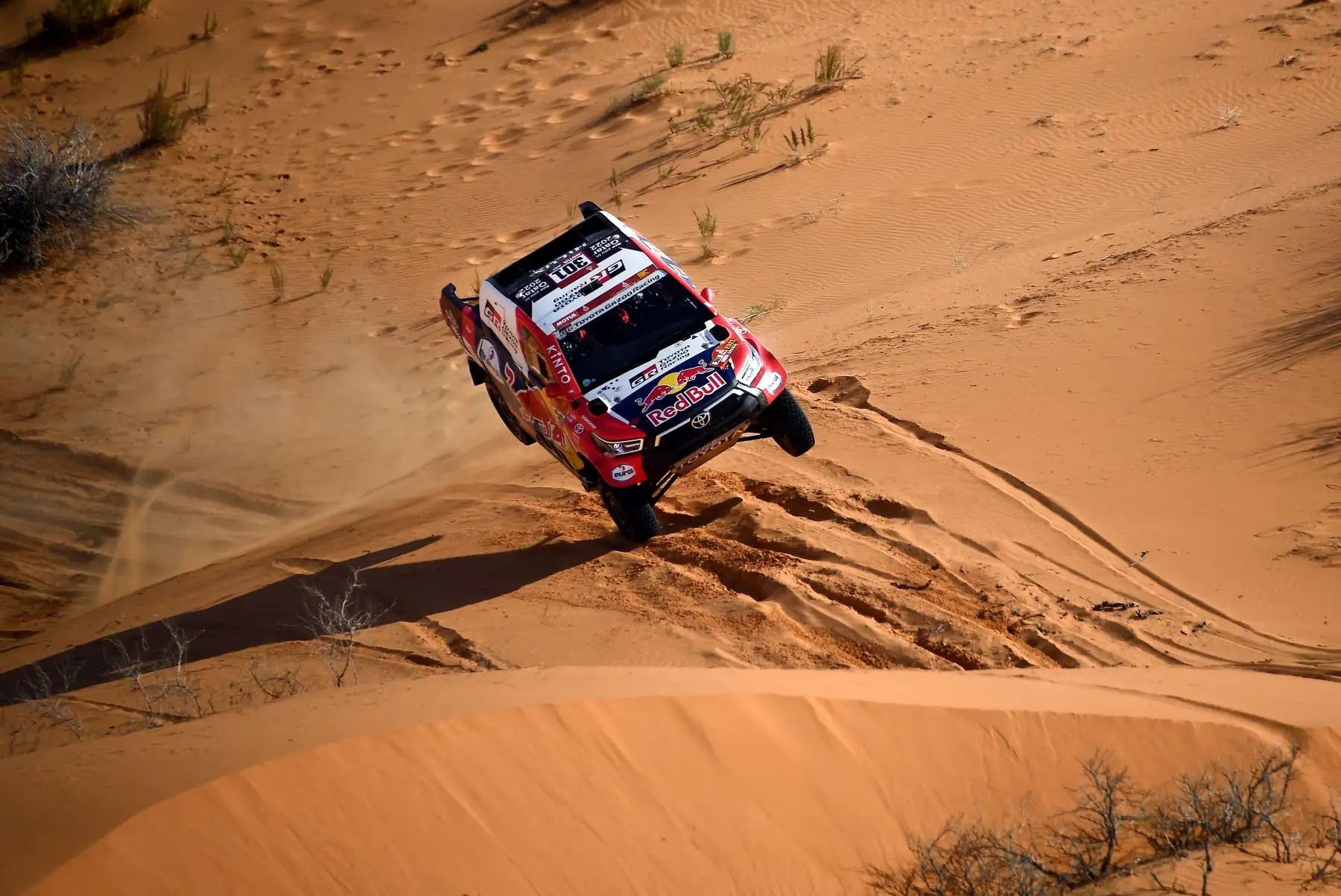 El piloto de Toyota Nasser Al-Attiyah de Qatar  y su copiloto Mathieu Baumel de Francia compiten durante la sexta etapa del Rally Dakar 2021 entre Buraydah y Hail, en Arabia Saudita. Foto: AFP