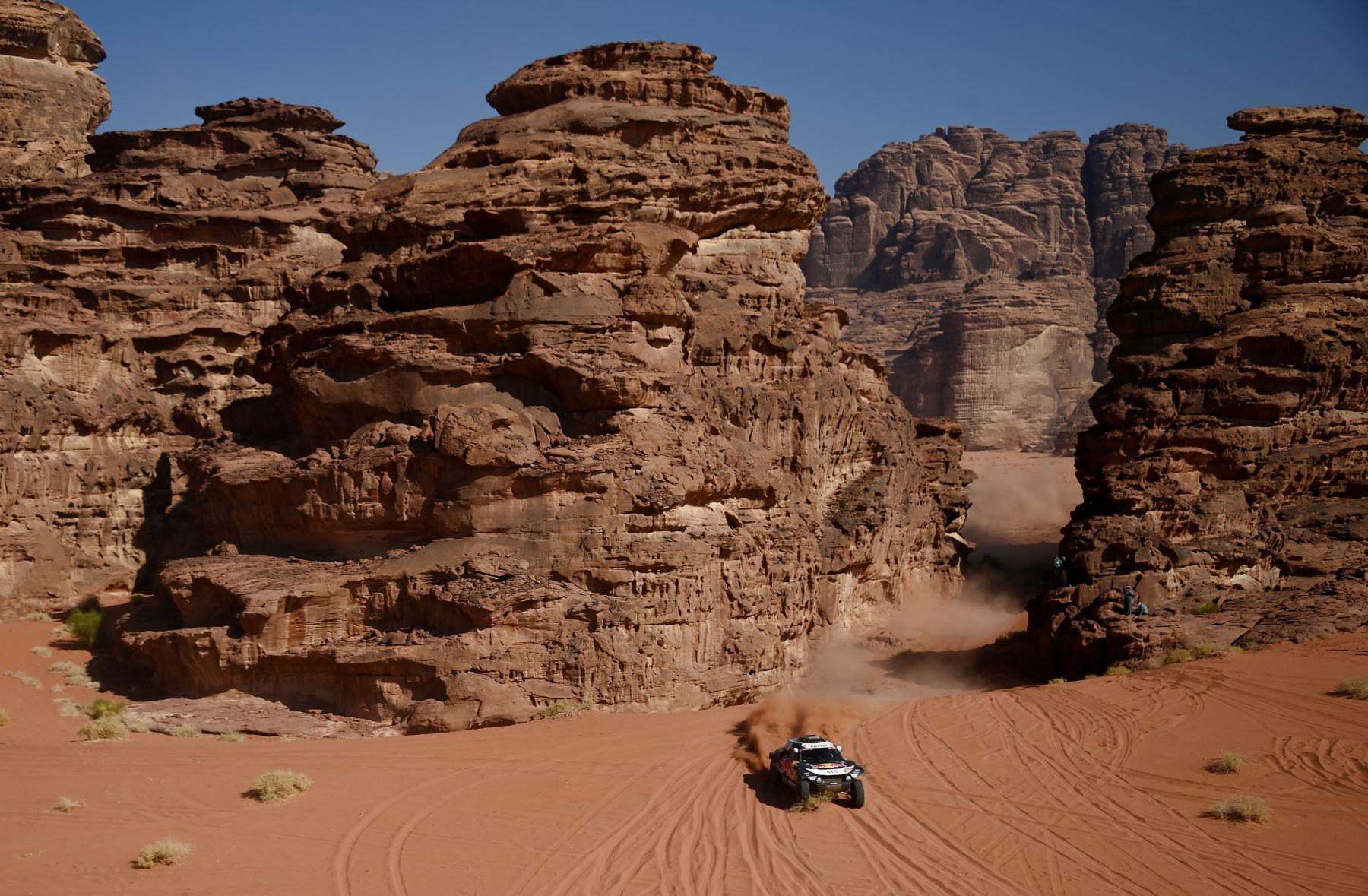El piloto español de Mini Carlos Sainz y el copiloto Lucas Cruz compiten durante la etapa 8 del Rally Dakar 2021 entre Sakaka y Neom, en Arabia Saudí. Foto: AFP