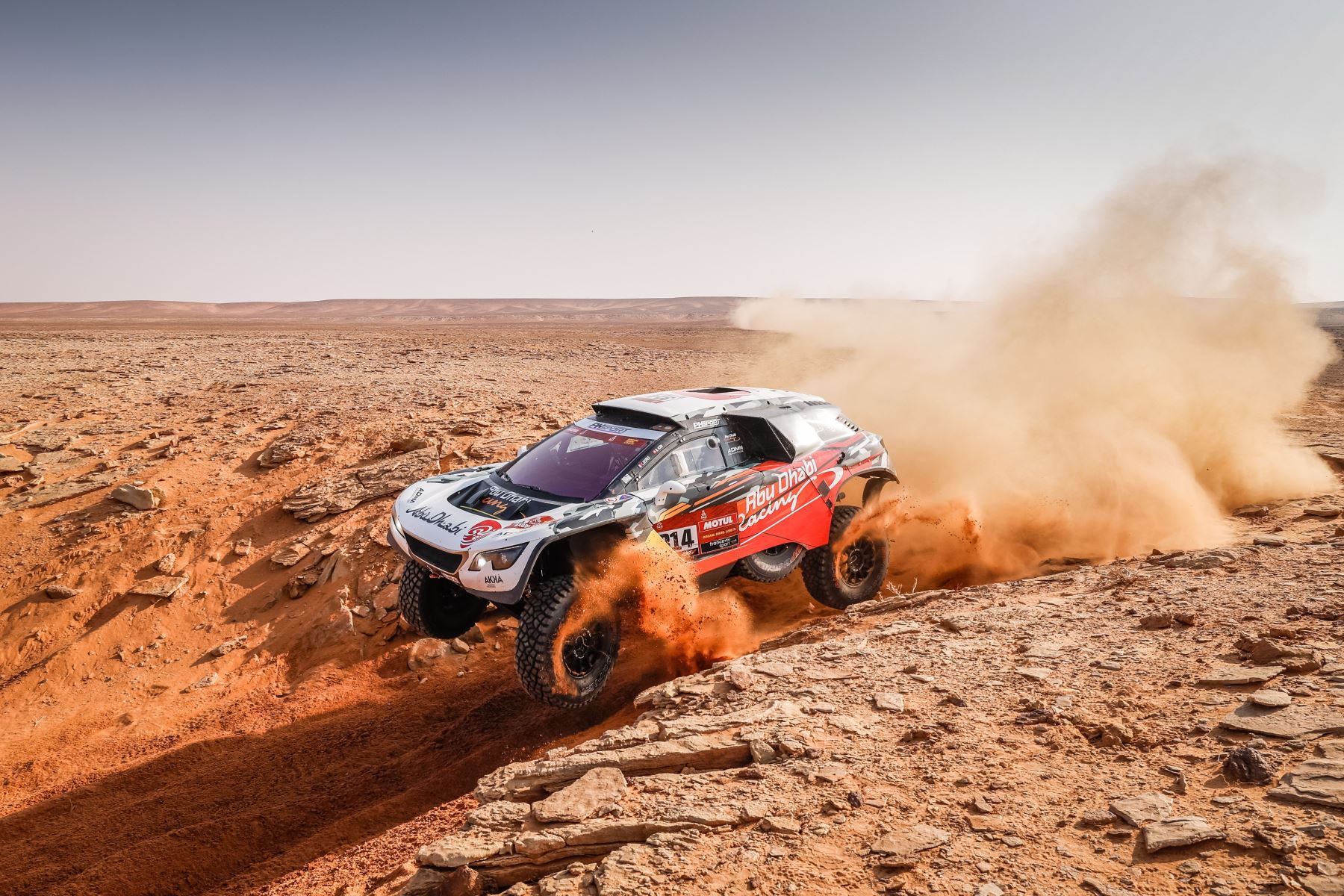 Cyril Despres de Francia y Mike Horn de Suiza, Peugeot, PH Sport, Abu Dhabi Racing, en acción durante la octava etapa del Dakar 2021 entre Sakaka y Neom, Arabia Saudita. Foto: EFE