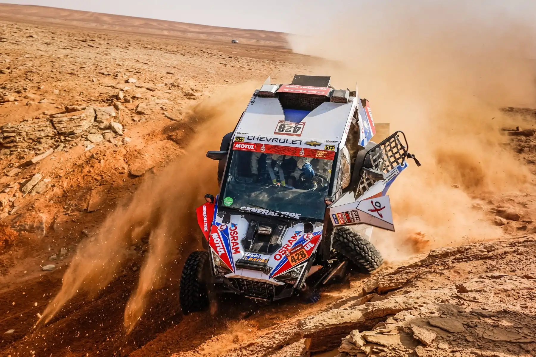 El piloto Sebastien Guayasamin de Ecuador y Ricardo Adrian Torlaschi de Argentina, Polaris, Xtremeplus Polaris Factory Team, en acción durante la octava etapa del Dakar 2021 entre Sakaka y Neom, Arabia Saudita. Foto: EFE