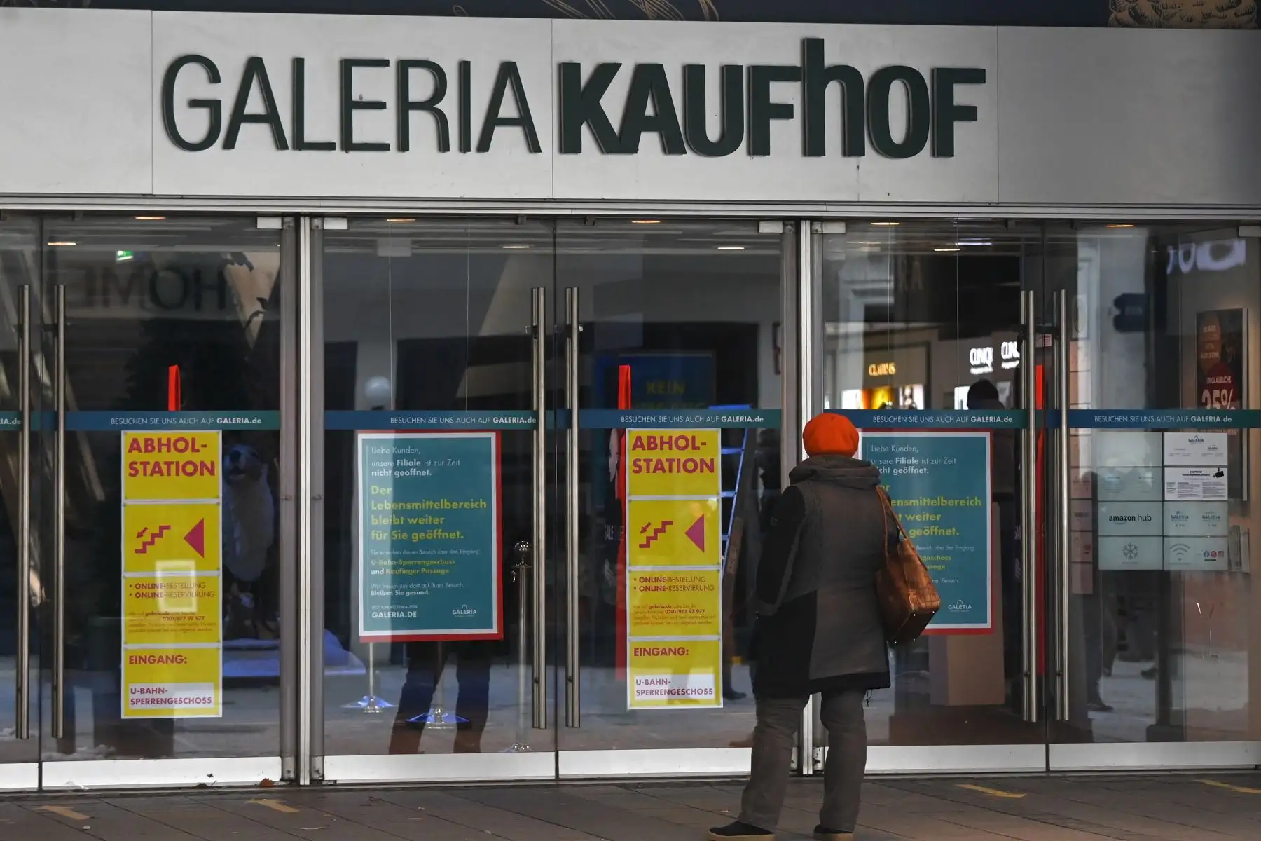 Una mujer se para frente a la entrada cerrada de una tienda departamental en la ciudad de Munich, en el sur de Alemania, en medio de la pandemia del nuevo coronavirus Covid-19 en curso.
Foto: AFP