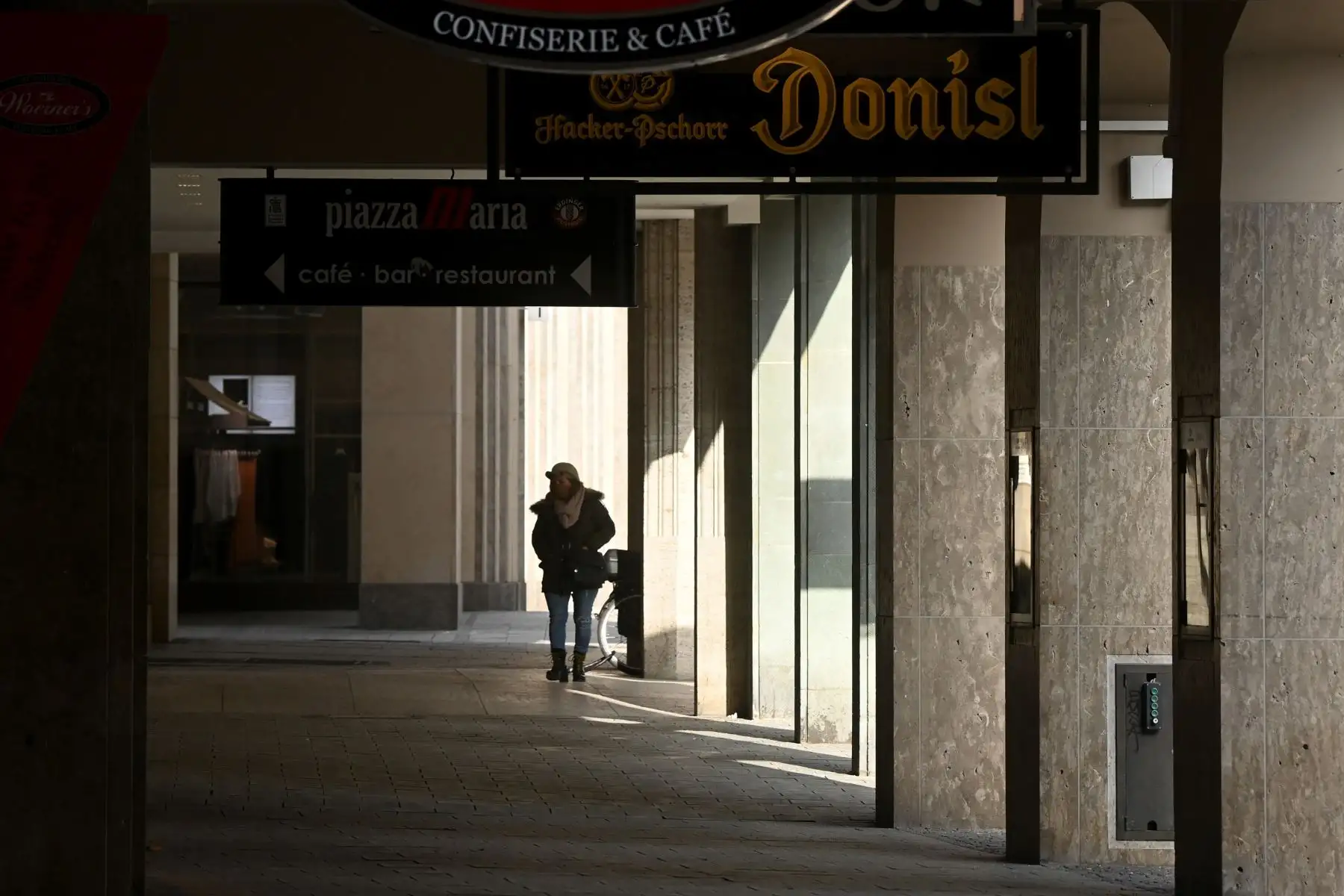 Un peatón camina por una galería donde las tiendas y rastaurants están cerrados, en la ciudad de Múnich, en el sur de Alemania, en medio de la pandemia del nuevo coronavirus Covid-19 en curso. Foto: AFP