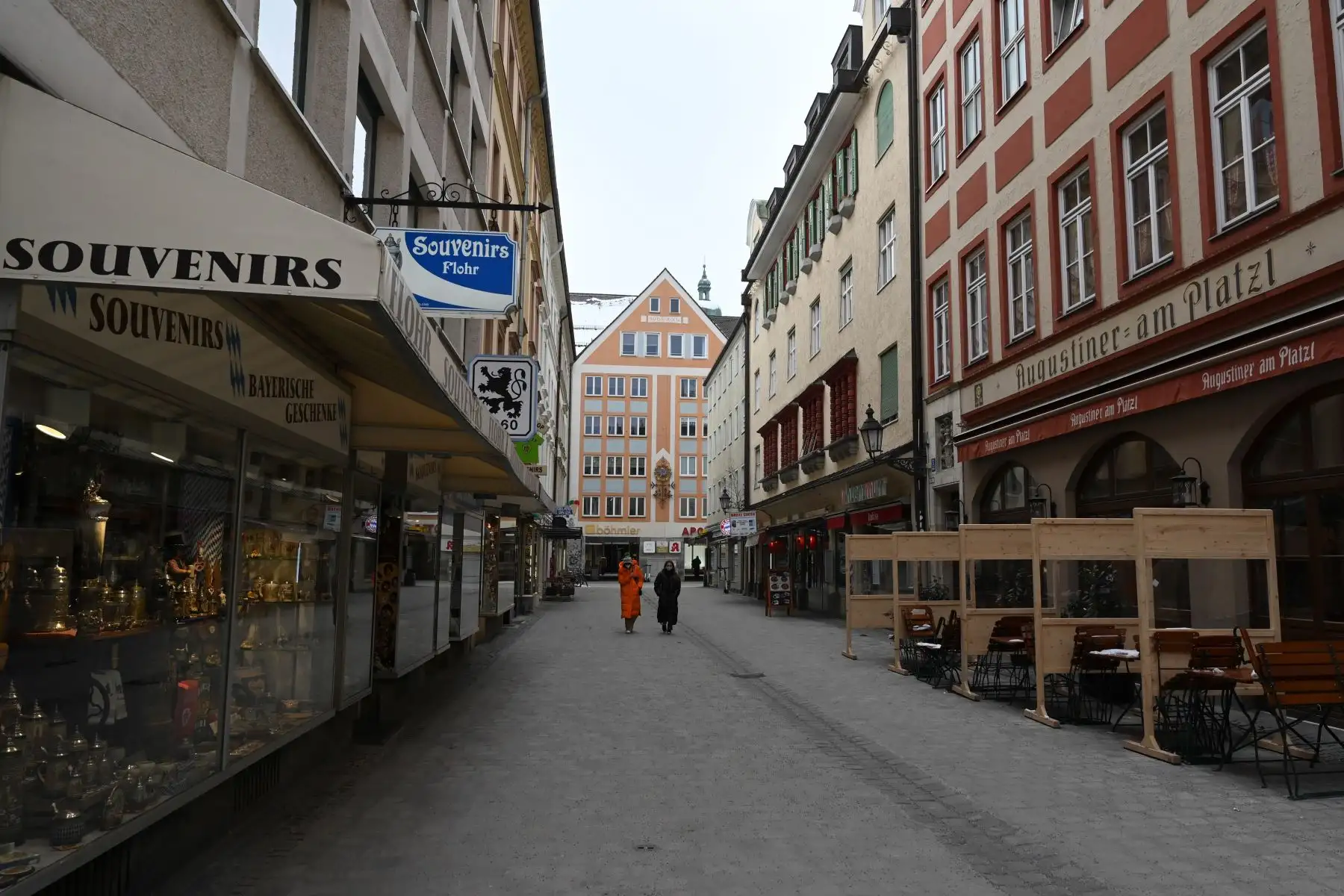 Dos personas caminan por una calle vacía donde las tiendas y restaurantes están cerrados, en la ciudad de Múnich, en el sur de Alemania, en medio de la pandemia del nuevo coronavirus Covid-19 en curso. 
Foto: AFP