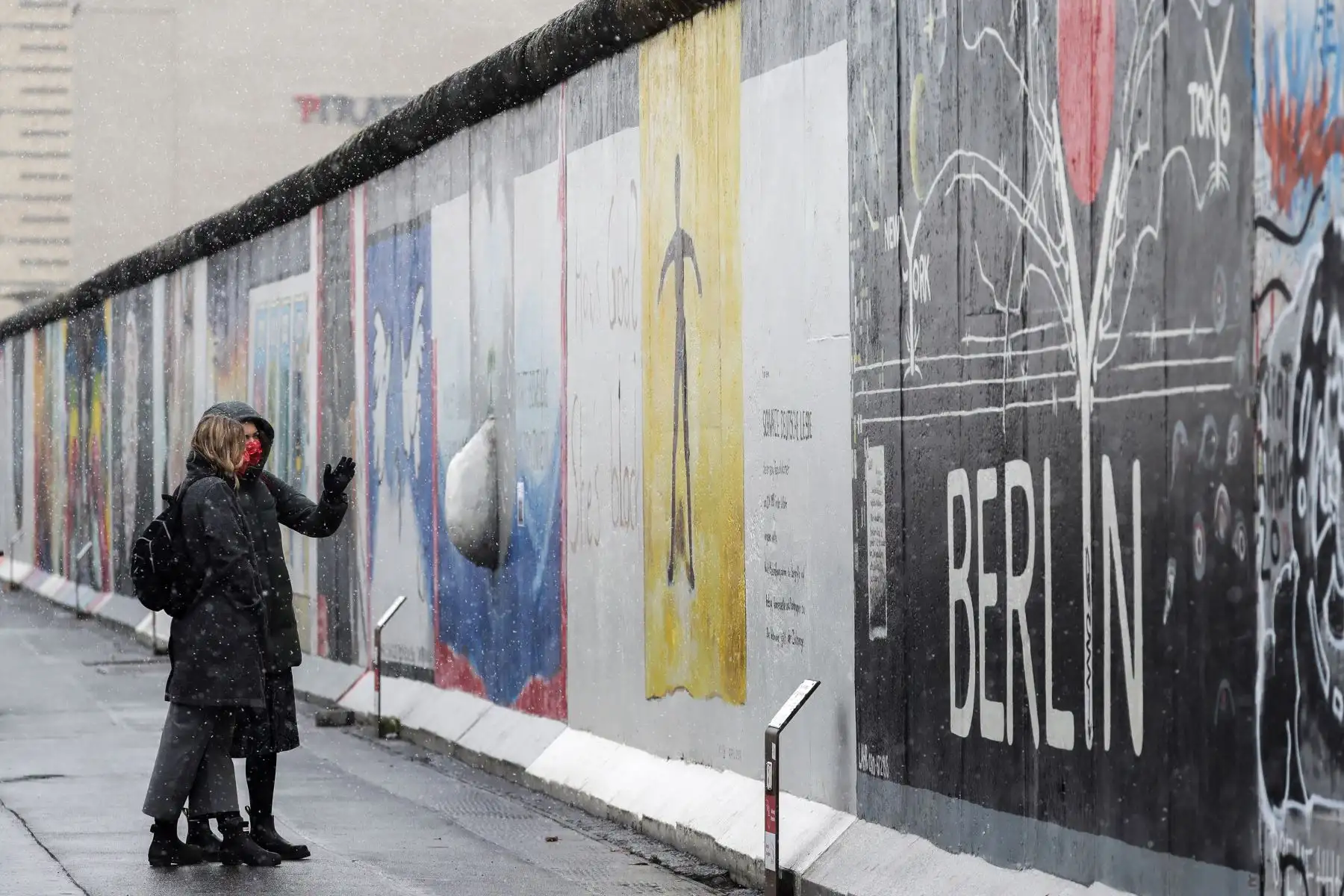 Personas caminan a lo largo de la East Side Gallery en Berlín, Alemania.
Foto: EFE