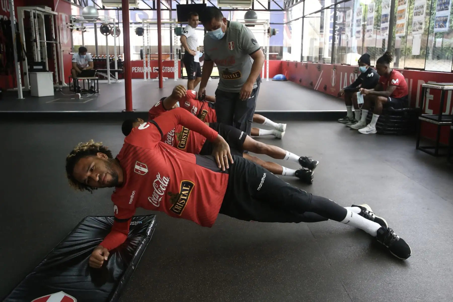 Pedro Gallese, Edison Flores, Yordy Reyna, Alexander Callens, Andy Polo y Marcos López fueron los futbolistas que iniciaron las prácticas hasta que deban reintegrarse a sus clubes para el inicio de la temporada 2021. Foto: FPF