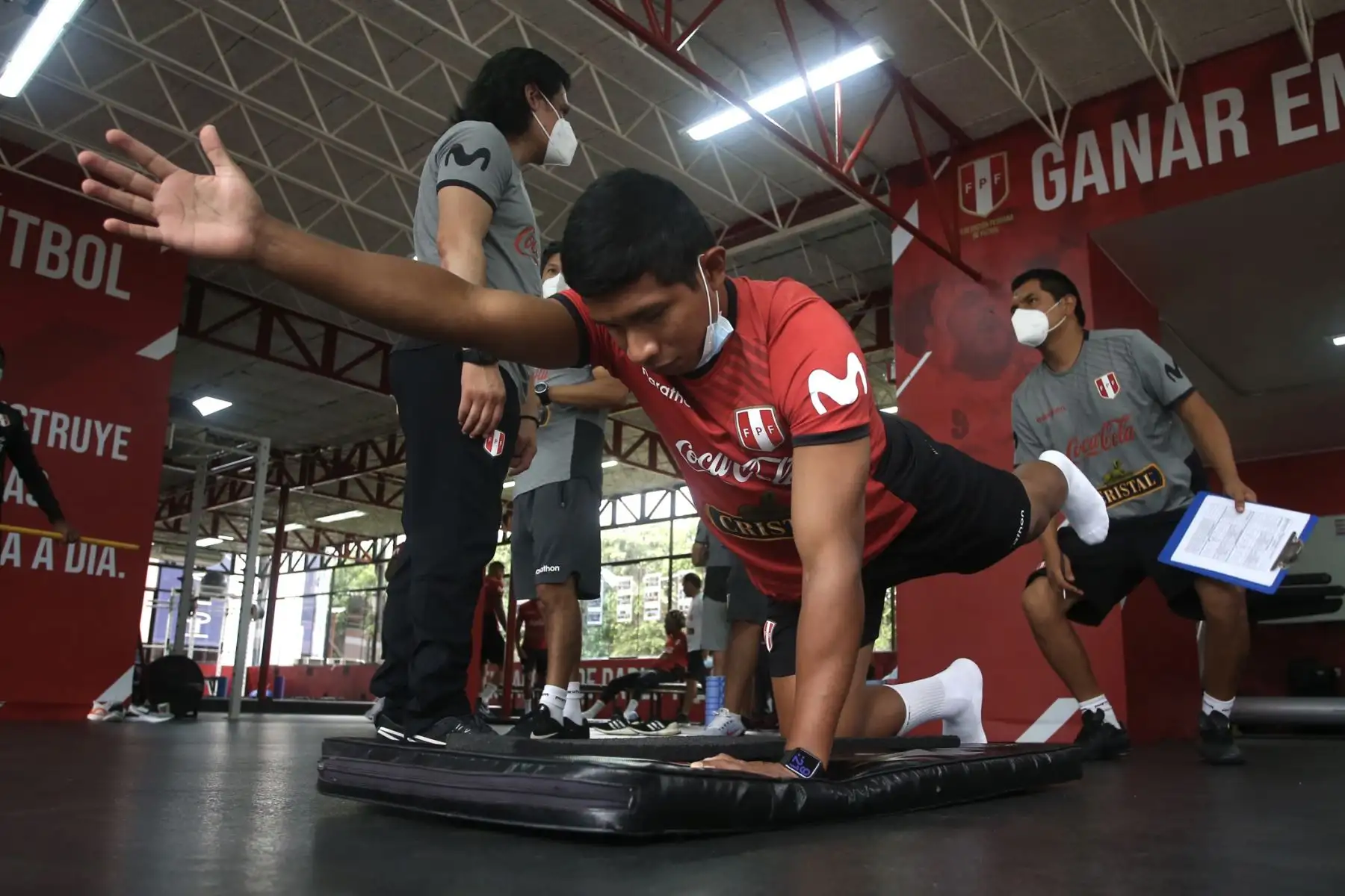 Pedro Gallese, Edison Flores, Yordy Reyna, Alexander Callens, Andy Polo y Marcos López fueron los futbolistas que iniciaron las prácticas hasta que deban reintegrarse a sus clubes para el inicio de la temporada 2021. Foto: FPF