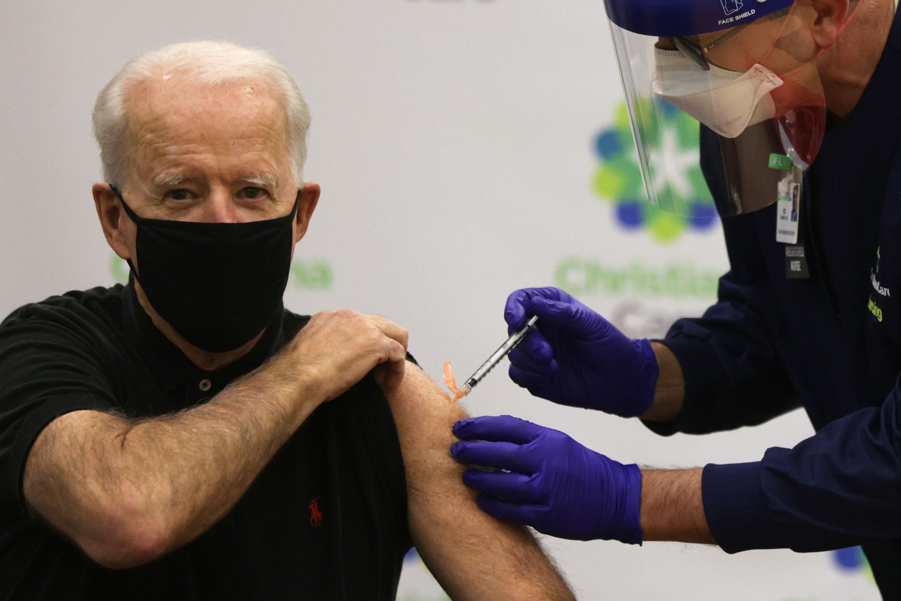 "Mi prioridad número uno es llevar la vacuna a los brazos de la gente tan rápido como podamos", declaró ante la prensa. Foto: AFP