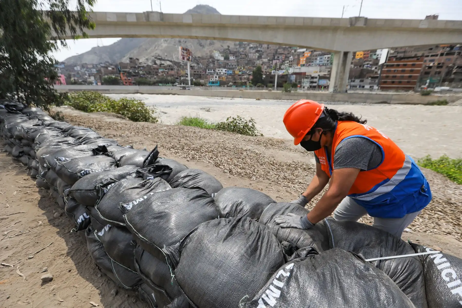 La Municipalidad Metropolitana de Lima, realizó el llenado de sacos terreros en el AH Nueva Caja de Agua en Cercado de Lima como medida de prevención ante un posible desborde del río Rímac. Foto: MML