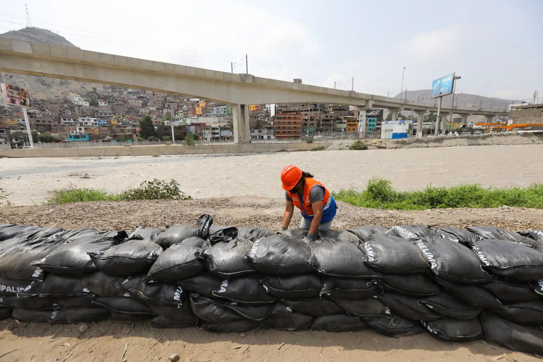 La Municipalidad Metropolitana de Lima, realizó el llenado de sacos terreros en el AH Nueva Caja de Agua en Cercado de Lima como medida de prevención ante un posible desborde del río Rímac. Foto: MML