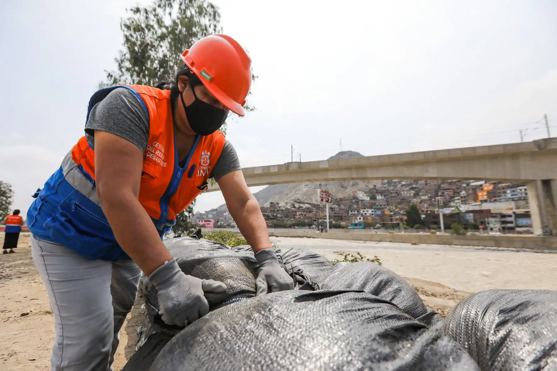 La Municipalidad Metropolitana de Lima, realizó el llenado de sacos terreros en el AH Nueva Caja de Agua en Cercado de Lima como medida de prevención ante un posible desborde del río Rímac. Foto: MML