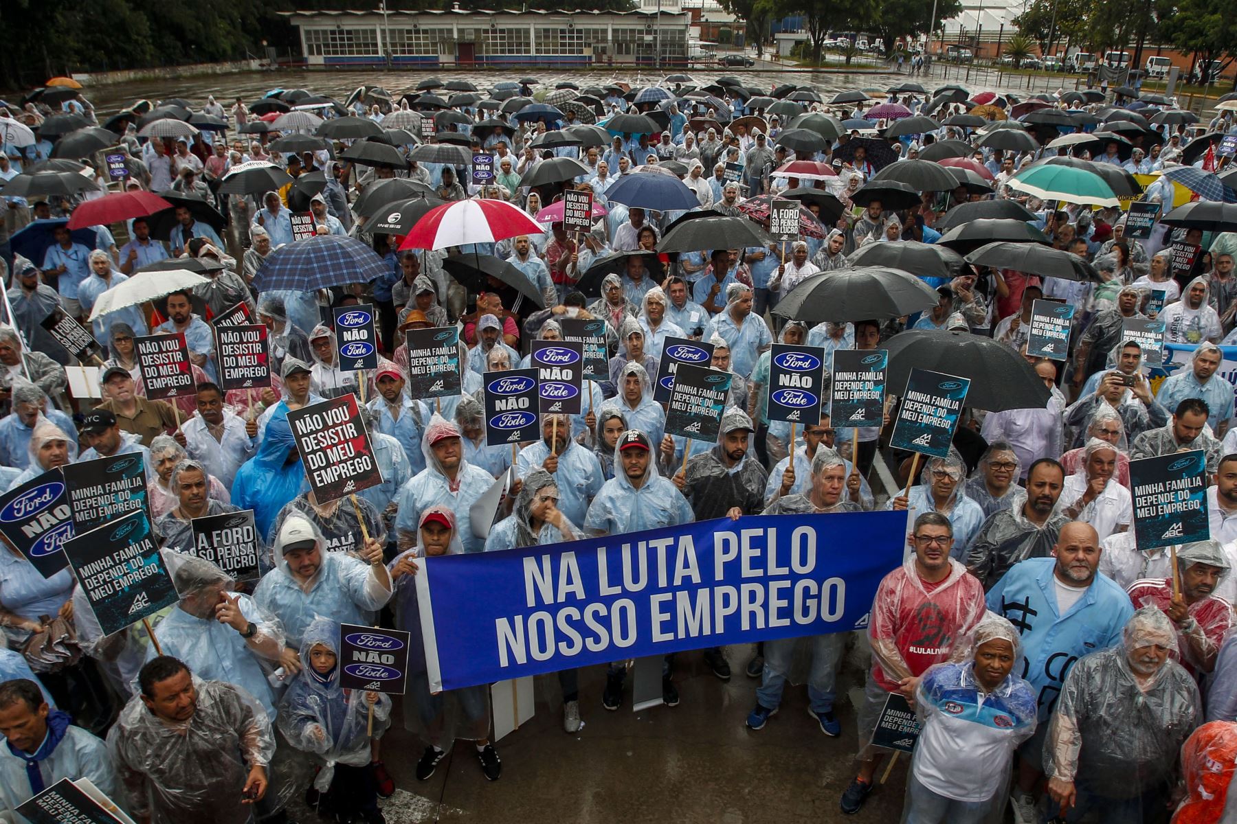 En esta foto de archivo tomada el 26 de febrero de 2019, trabajadores de la automotriz estadounidense Ford protestan contra el cierre de la planta en Sao Bernardo do Campo, Sao Paulo, Brasil. El fabricante de automóviles estadounidense Ford anunció el 11 de enero de 2021 el fin de la producción de vehículos en Brasil. Foto: AFP