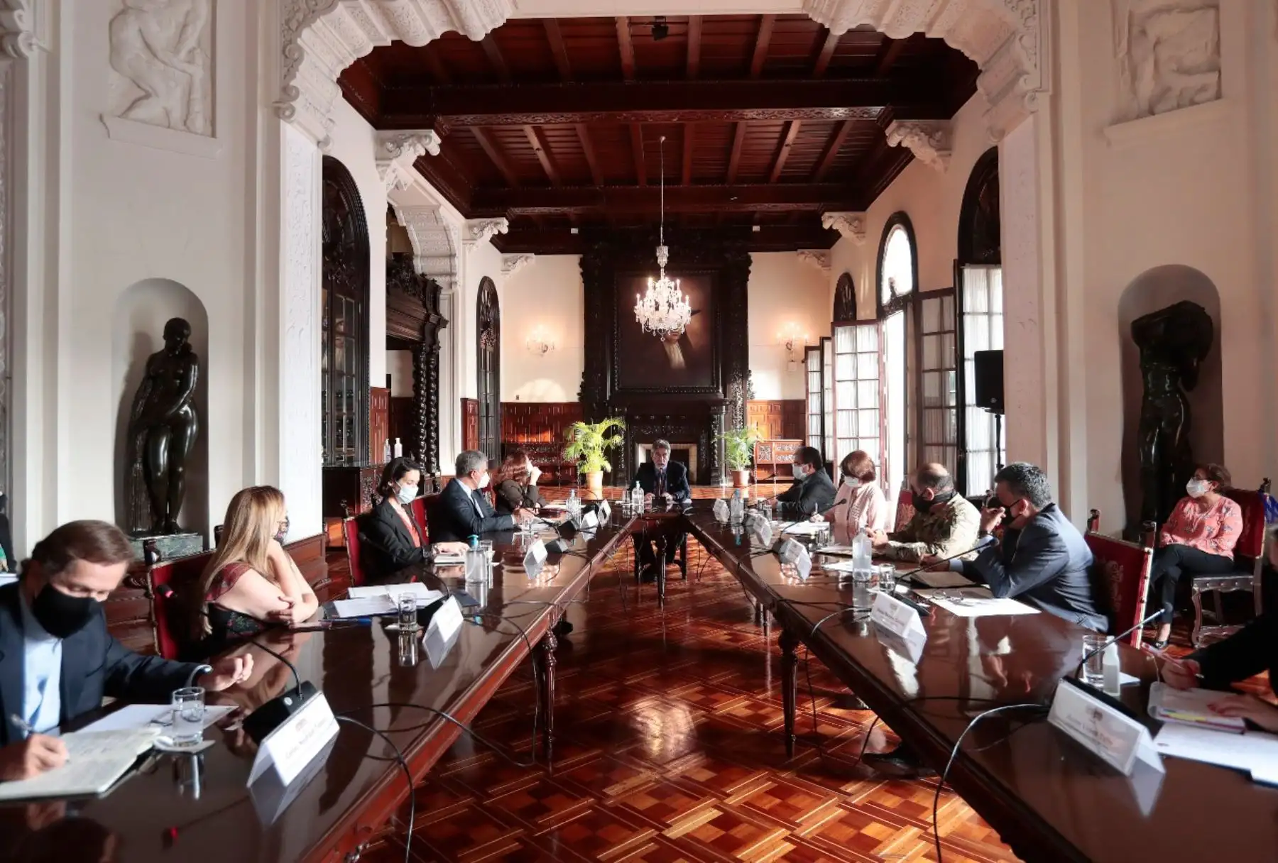 El presidente Francisco Sagasti lideró hoy junto a la titular de la PCM, Violeta Bermudez, una reunión de coordinación con el Grupo de Trabajo Multisectorial encargado de apoyar el proceso de vacunación. Foto: PCM