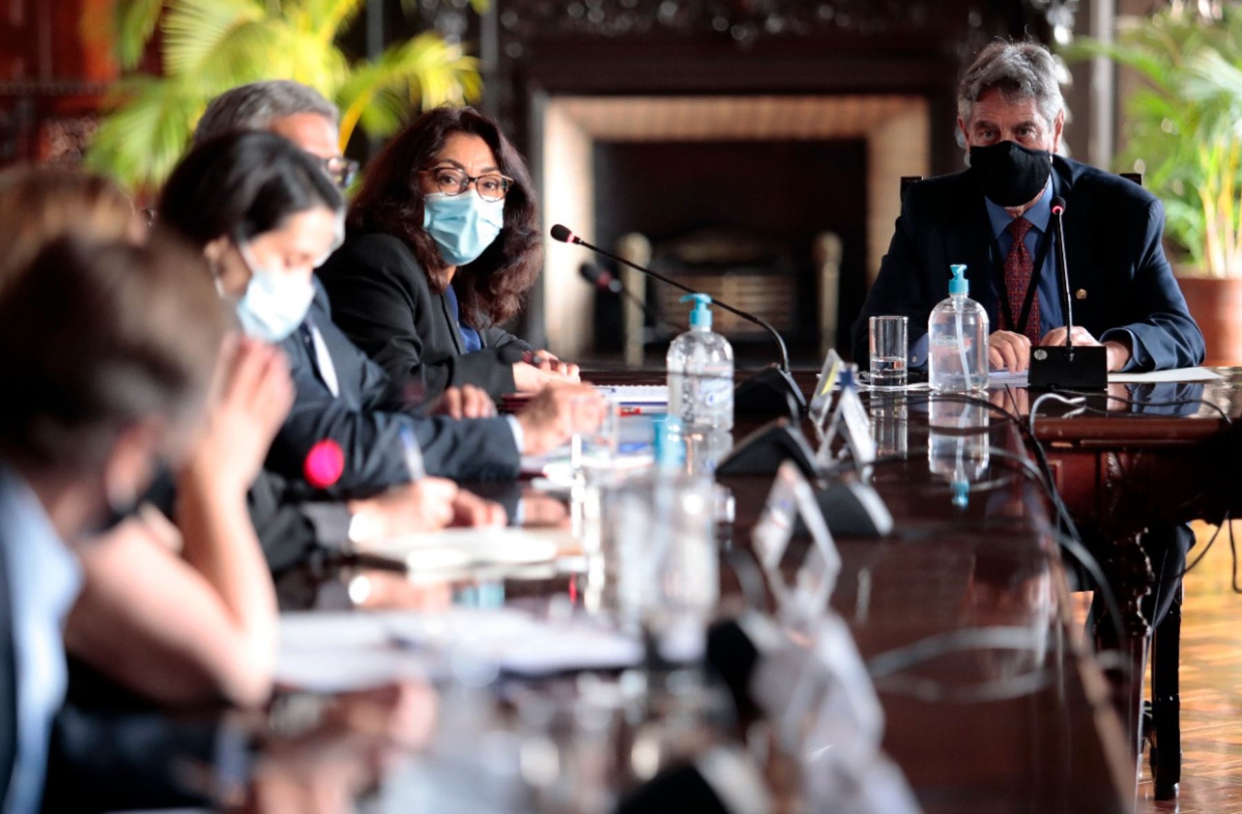 El presidente Francisco Sagasti lideró hoy junto a la titular de la PCM, Violeta Bermudez, una reunión de coordinación con el Grupo de Trabajo Multisectorial encargado de apoyar el proceso de vacunación. Foto: PCM